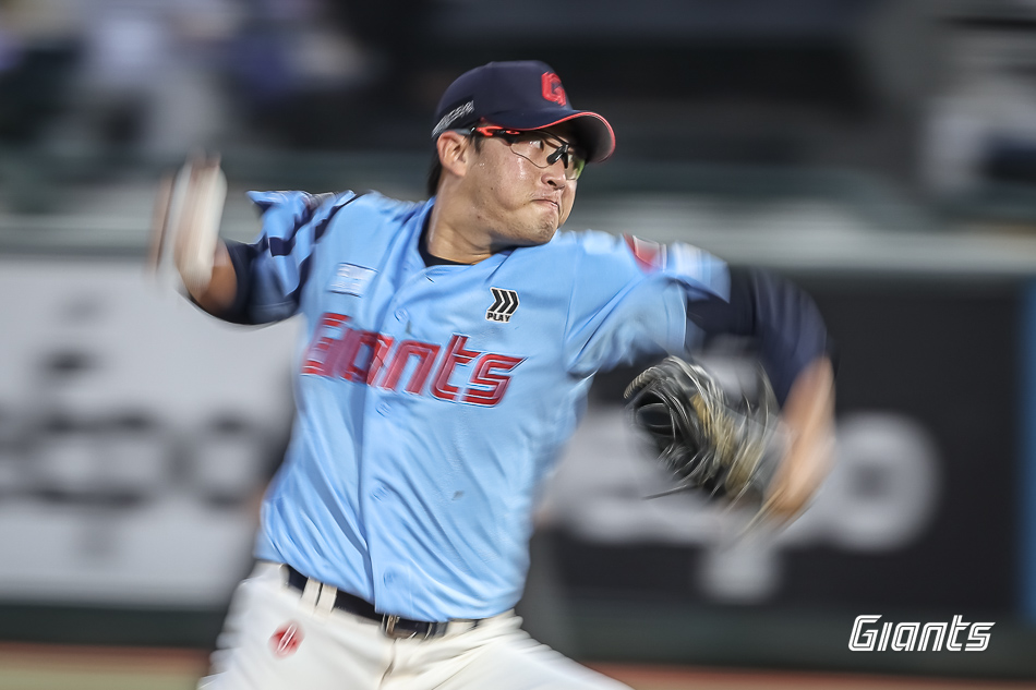 10일 오후 부산 사직야구장에서 열린 '2025 신한 SOL Bank KBO리그' SSG 랜더스와 롯데 자이언츠의 경기, 롯데 선발 박세웅이 공을 힘차게 던지고 있다. 롯데 자이언츠