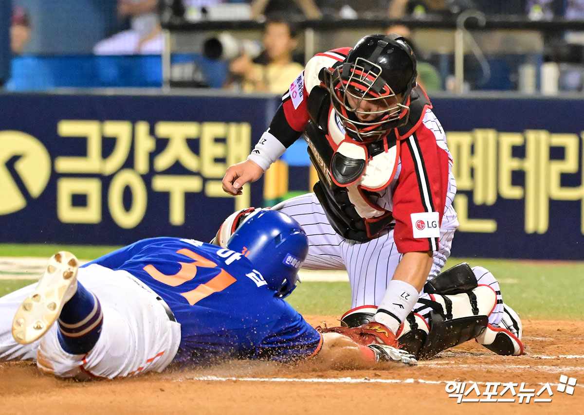 10일 오후 서울 송파구 잠실야구장에서 열린 '2025 신한 SOL Bank KBO리그' 한화 이글스와 LG 트윈스의 경기, 7회초 1사 3루 한화 손아섭이 문현빈의 내야땅볼때 득점에 성공하고 있다. 엑스포츠뉴스 잠실, 김한준 기자