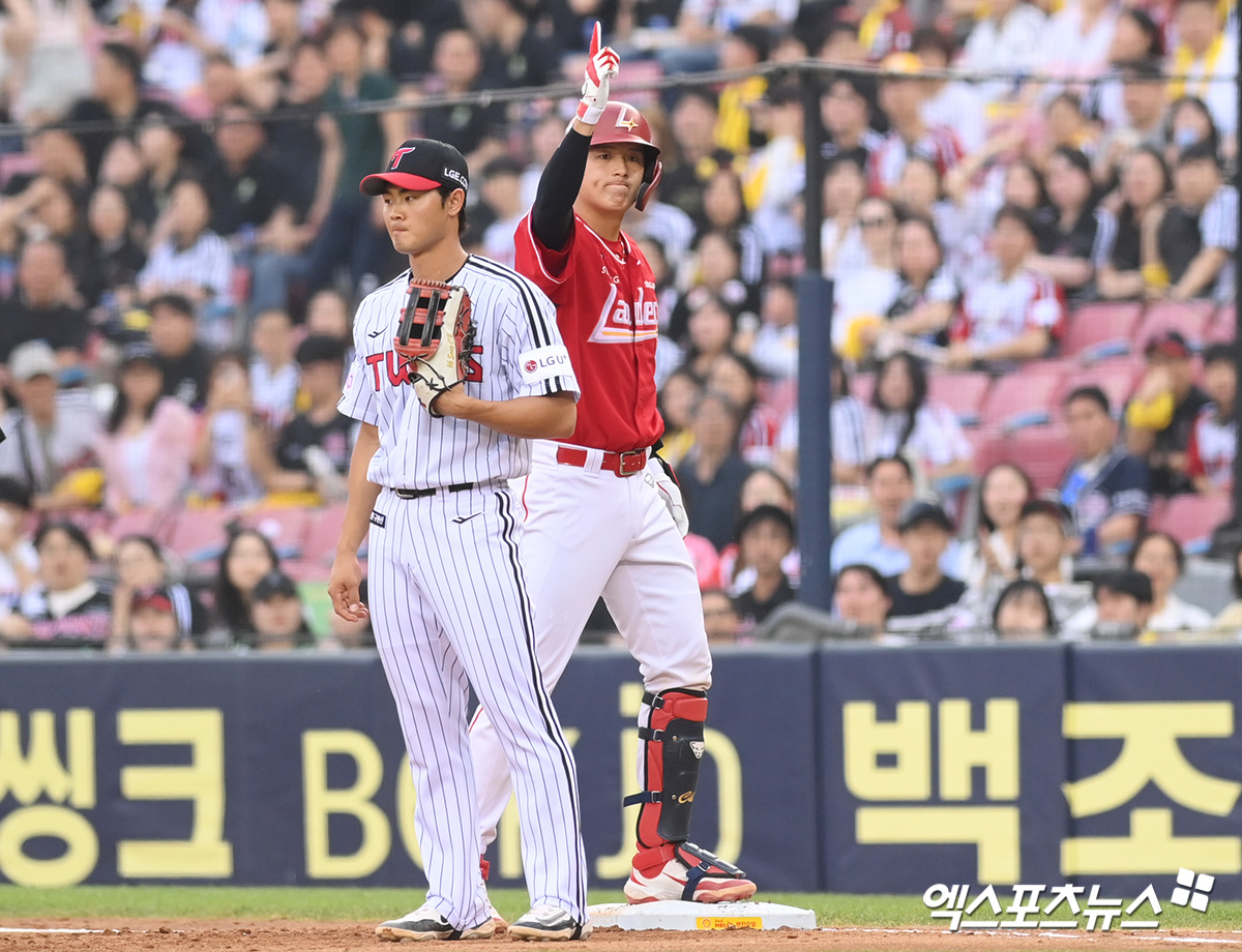 12일 오후 서울 송파구 잠실야구장에서 열린 '2025 신한 SOL Bank KBO리그' SSG 랜더스와 LG 트윈스의 경기, 2회초 1사 만루 SSG 조형우가 역전 2타점 적시타를 날린 뒤 세리머니를 하고 있다. 엑스포츠뉴스 DB