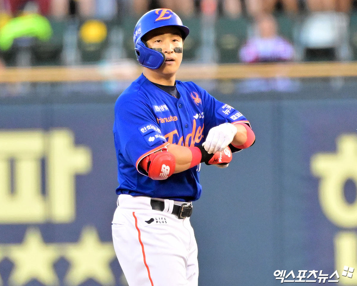 10일 오후 서울 송파구 잠실야구장에서 열리는 '2025 신한 SOL Bank KBO리그' 한화 이글스와 LG 트윈스의 경기, 5회초 1사 2루 한화 손아섭이 1타점 2루타를 날리고 있다. 엑스포츠뉴스 잠실, 김한준 기자