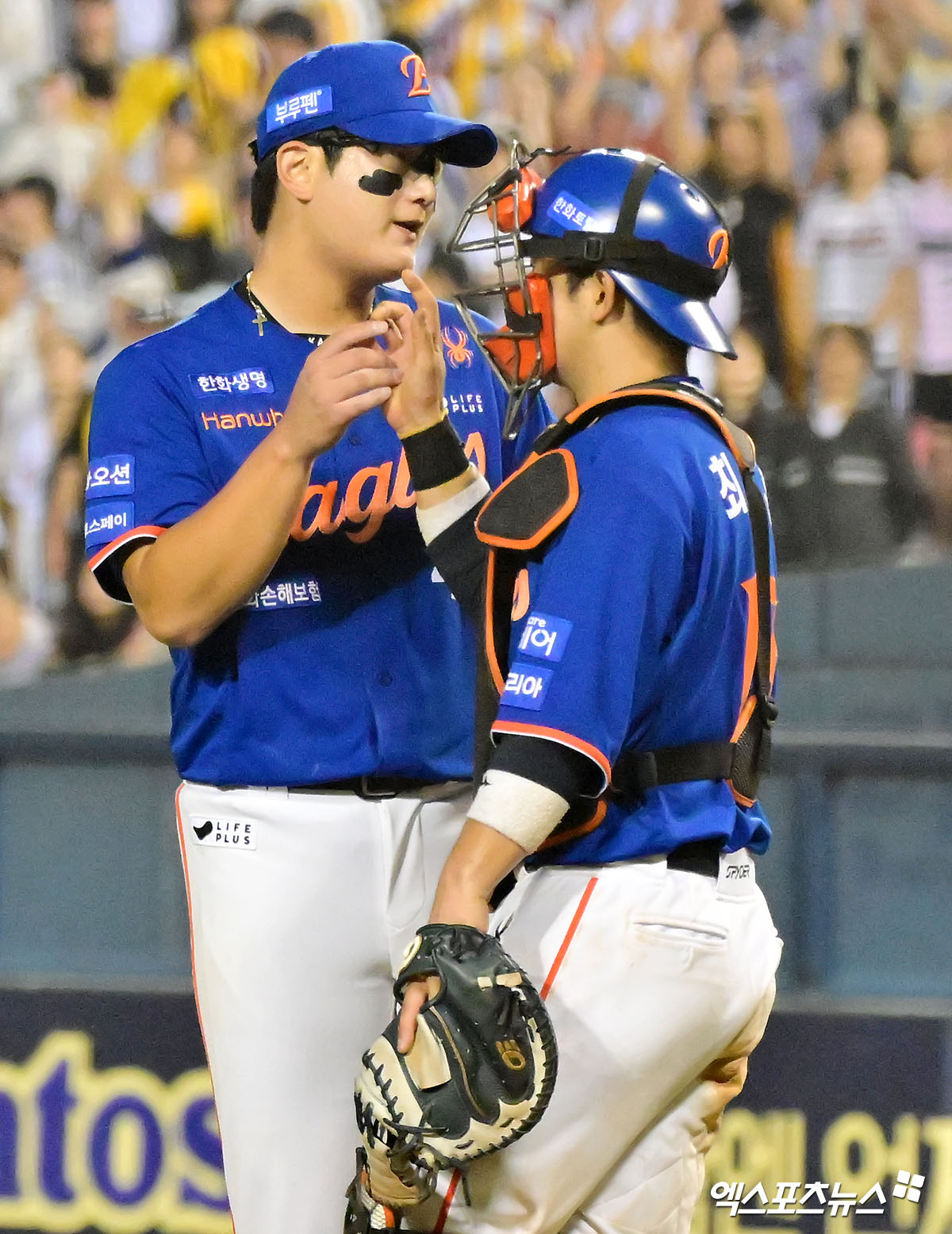 10일 오후 서울 송파구 잠실야구장에서 열리는 '2025 신한 SOL Bank KBO리그' 한화 이글스와 LG 트윈스의 경기, 한화가 LG에 5:4로 승리하며 3연패에서 탈출했다.  이날 경기에서 승리한 한화 선수들이 기뻐하고 있다. 엑스포츠뉴스 잠실, 김한준 기자