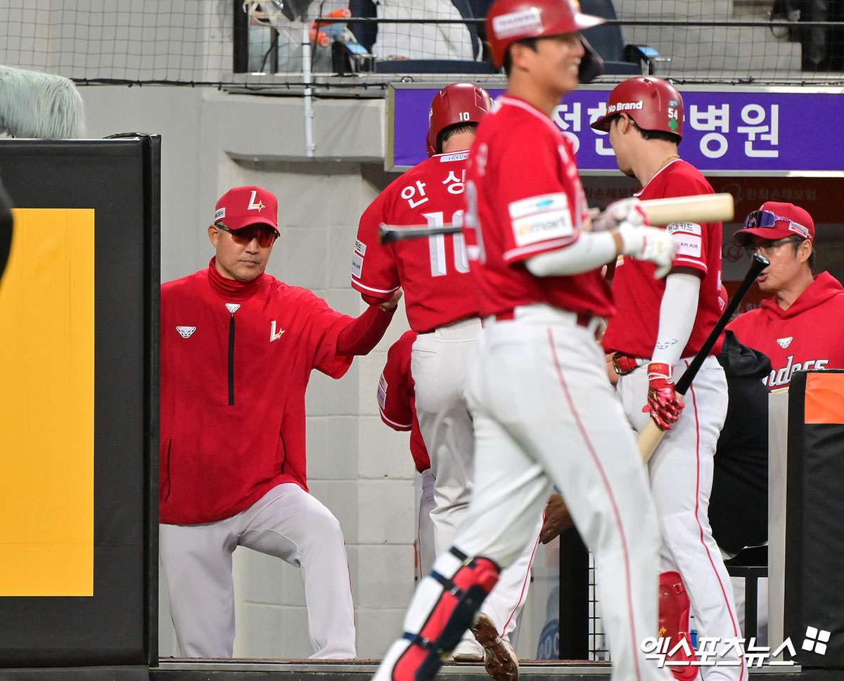 17일 오후 대전 한화생명 볼파크에서 열린 '2025 신한 SOL Bank KBO리그' SSG 랜더스와 한화 이글스의 더블헤더 2차전 경기, 5회초 무사 2,3루 SSG 안상현이 정준재의 2타점 2루타때 득점에 성공하고 있다. 엑스포츠뉴스 DB