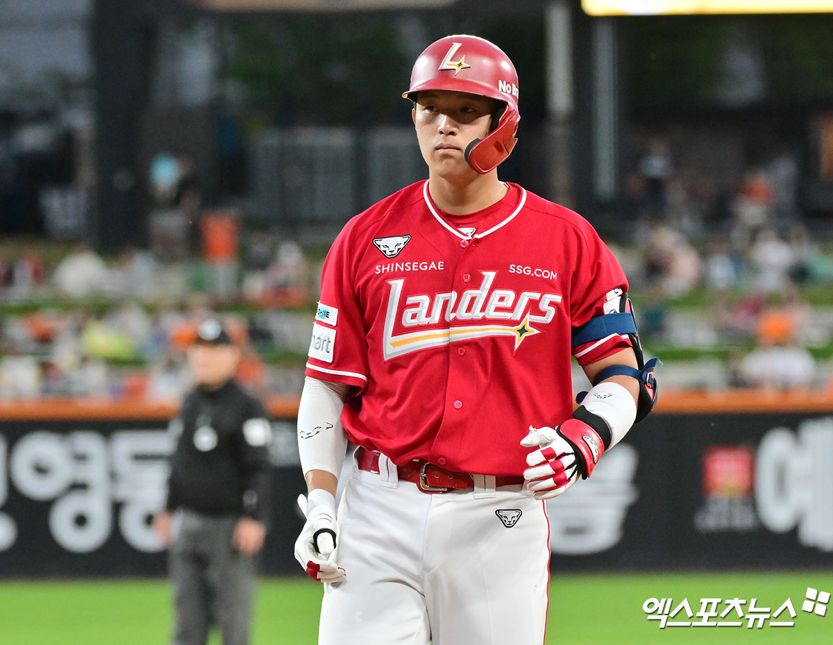 17일 오후 대전 한화생명 볼파크에서 열린 '2025 신한 SOL Bank KBO리그' SSG 랜더스와 한화 이글스의 더블헤더 2차전 경기, 5회초 무사 2루 SSG 조형우가 1타점 적시타를 날리고 있다. 엑스포츠뉴스 DB