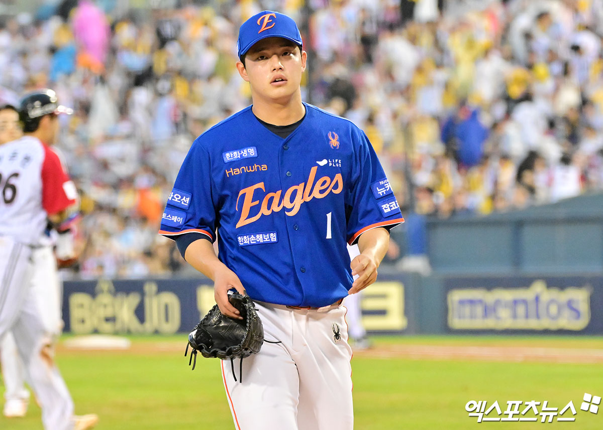 10일 오후 서울 송파구 잠실야구장에서 열리는 '2025 신한 SOL Bank KBO리그' 한화 이글스와 LG 트윈스의 경기, 5회말 수비를 마친 한화 문동주가 더그아웃으로 향하고 있다. 엑스포츠뉴스 잠실, 김한준 기자