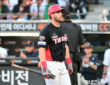 충격의 '3연속 루킹 삼진', 위즈덤은 왜 데이비슨과 다를까→보이면 막 돌려야 하는데…차분해서 너무 기다려 [창원 현장]