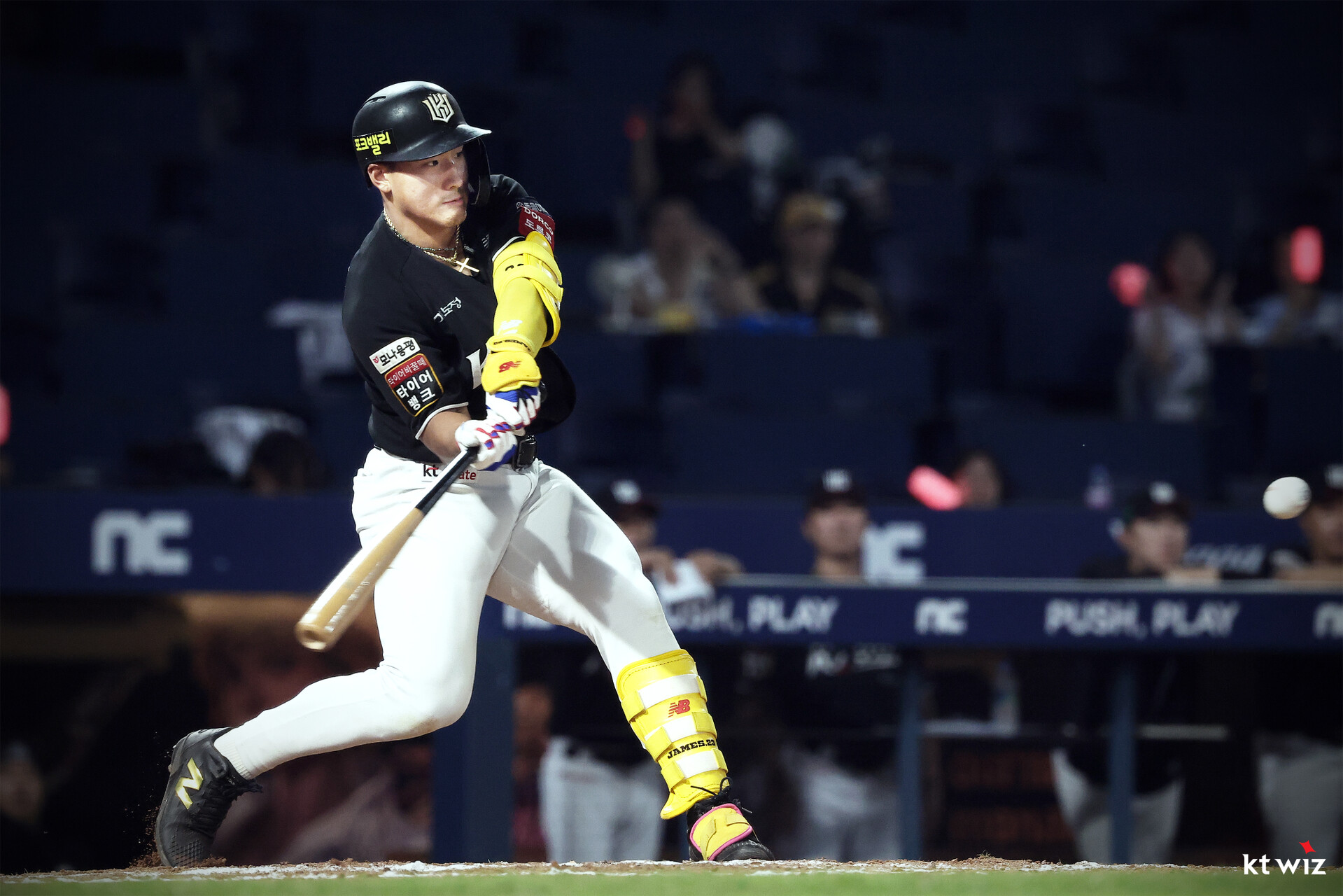 KT 위즈 안현민이 올해 정규시즌 경기에서 타격하고 있다. KT 위즈