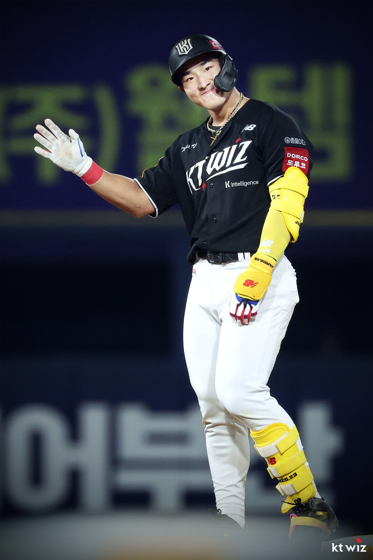 KT 위즈 안현민이 올해 정규시즌 경기에서 세리머니하고 있다. KT 위즈