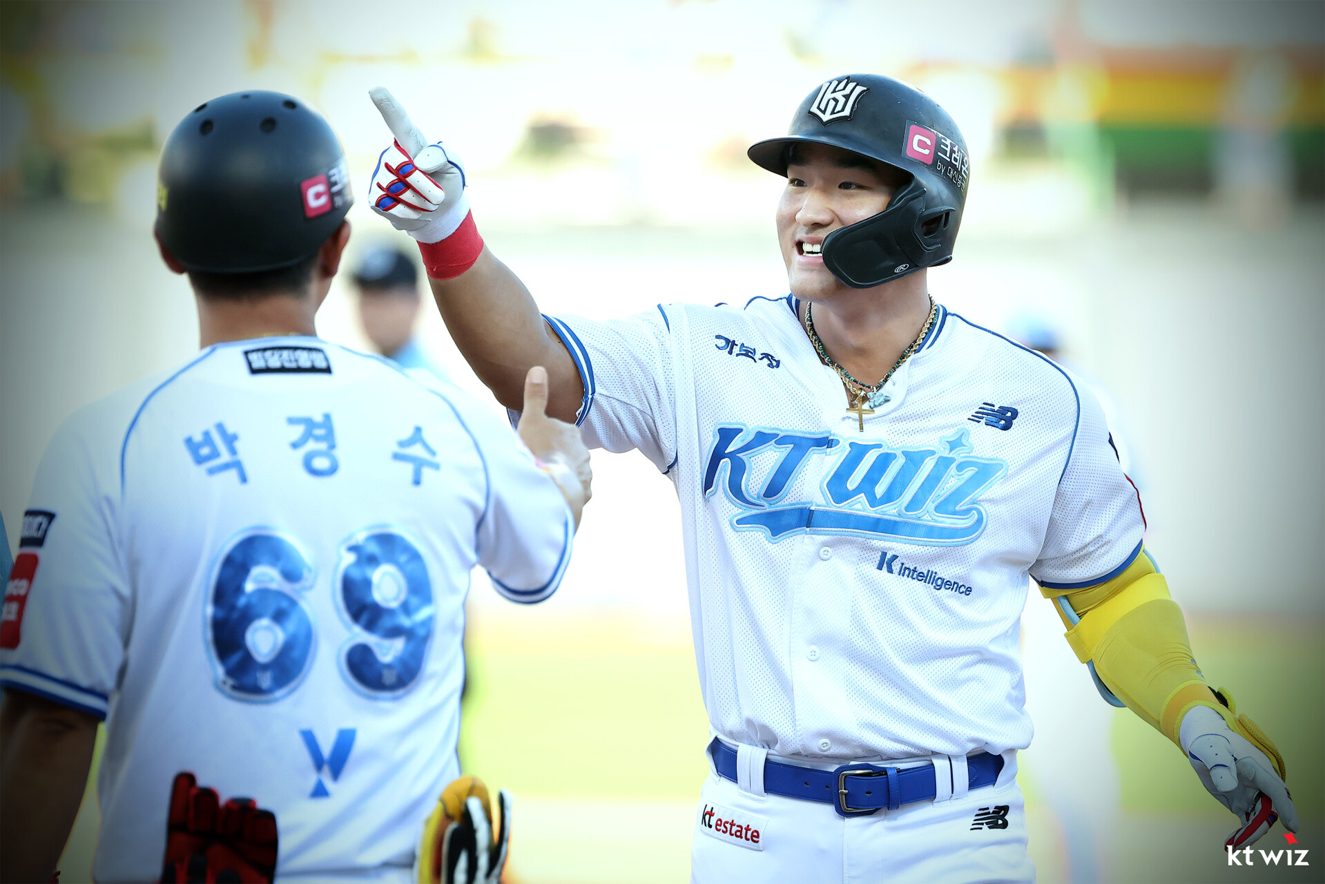 KT 위즈 안현민이 올해 정규시즌 경기에서 세리머니하고 있다. KT 위즈