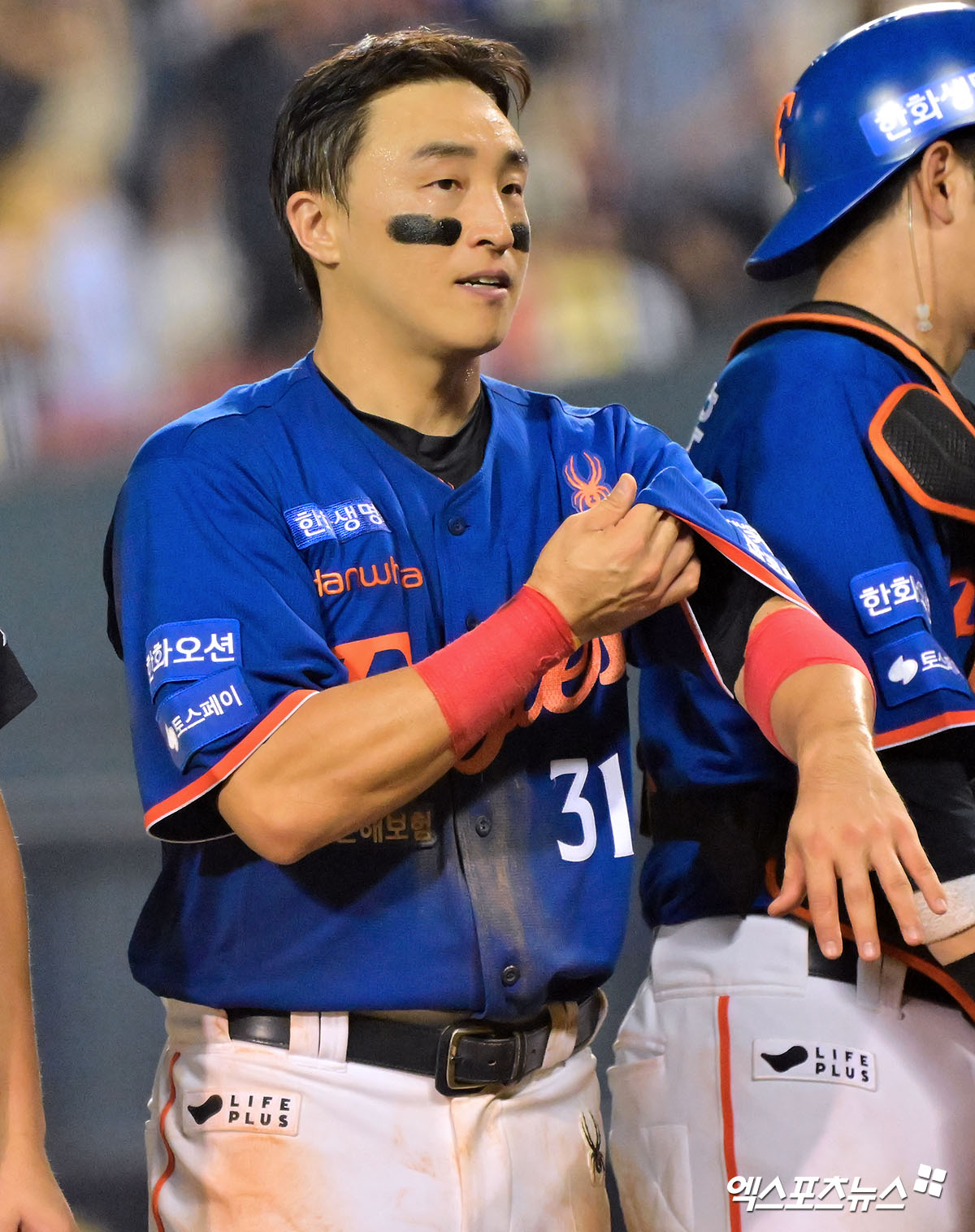 10일 오후 서울 송파구 잠실야구장에서 열리는 '2025 신한 SOL Bank KBO리그' 한화 이글스와 LG 트윈스의 경기, 한화가 LG에 5:4로 승리하며 3연패에서 탈출했다.  이날 경기에서 승리한 한화 선수들이 기뻐하고 있다. 엑스포츠뉴스 잠실, 김한준 기자