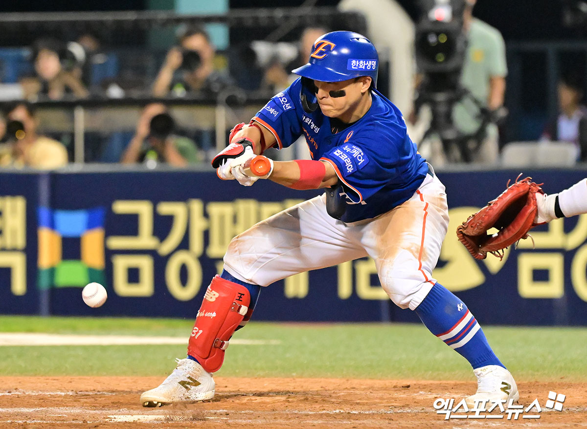10일 오후 서울 송파구 잠실야구장에서 열리는 '2025 신한 SOL Bank KBO리그' 한화 이글스와 LG 트윈스의 경기, 9회초 무사 2루 한화 손아섭이 번트를 시도하고 있다. 엑스포츠뉴스 잠실, 김한준 기자