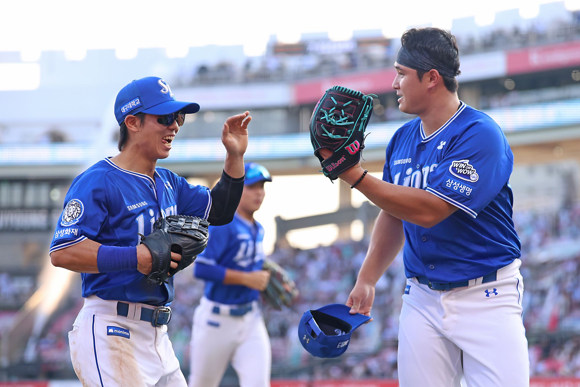 왼쪽부터 삼성 라이온즈 외야수 김성윤, 선발투수 최원태. 10일 수원 KT 위즈전에서 김성윤이 호수비를 펼친 뒤 하이파이브하고 있다. 삼성 라이온즈
