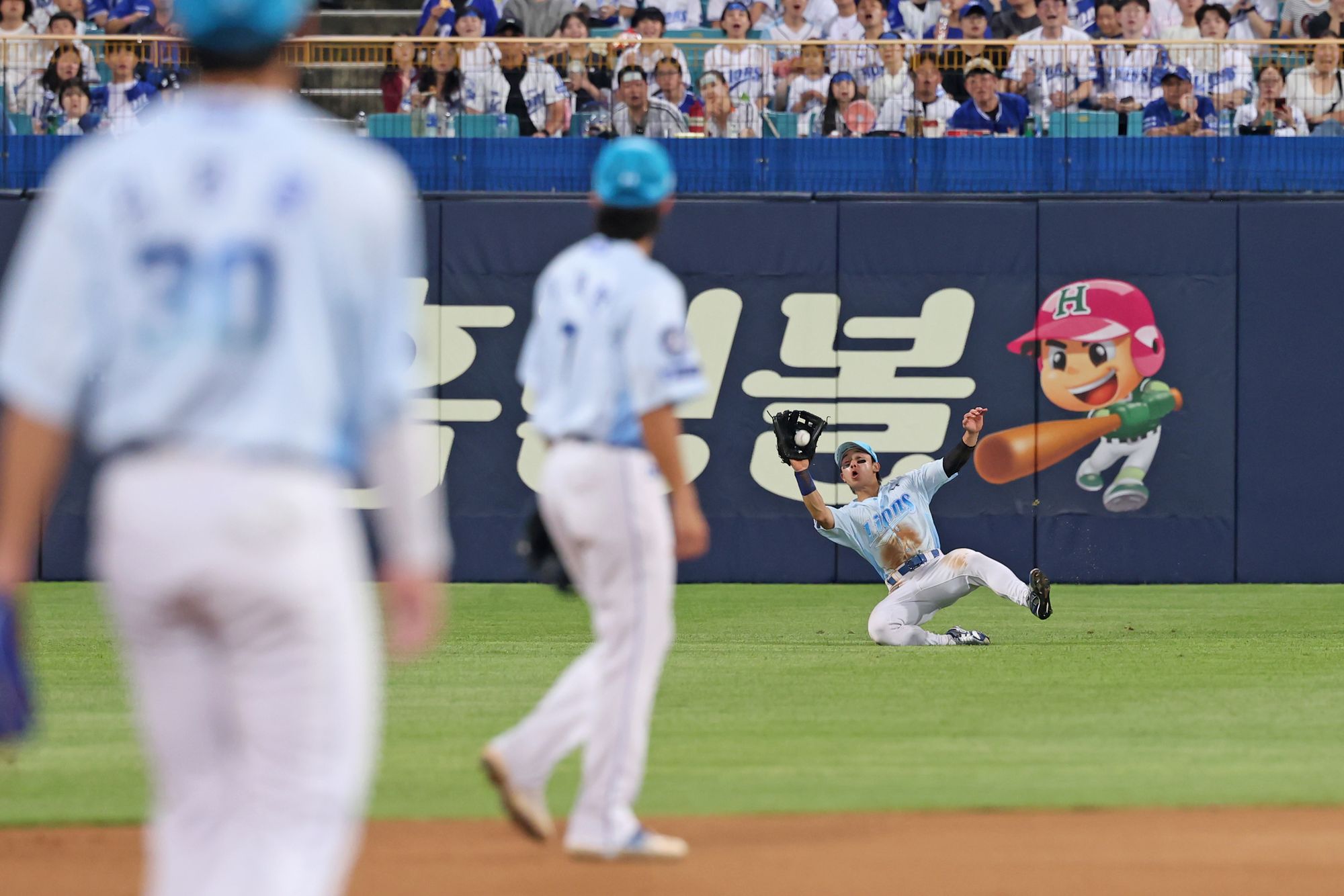 삼성 라이온즈 외야수 김성윤이 올해 정규시즌 경기에서 수비하고 있다. 삼성 라이온즈
