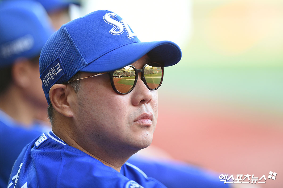 삼성 라이온즈 박진만 감독이 올해 정규시즌 경기에서 선수들의 플레이를 지켜보고 있다. 엑스포츠뉴스 DB