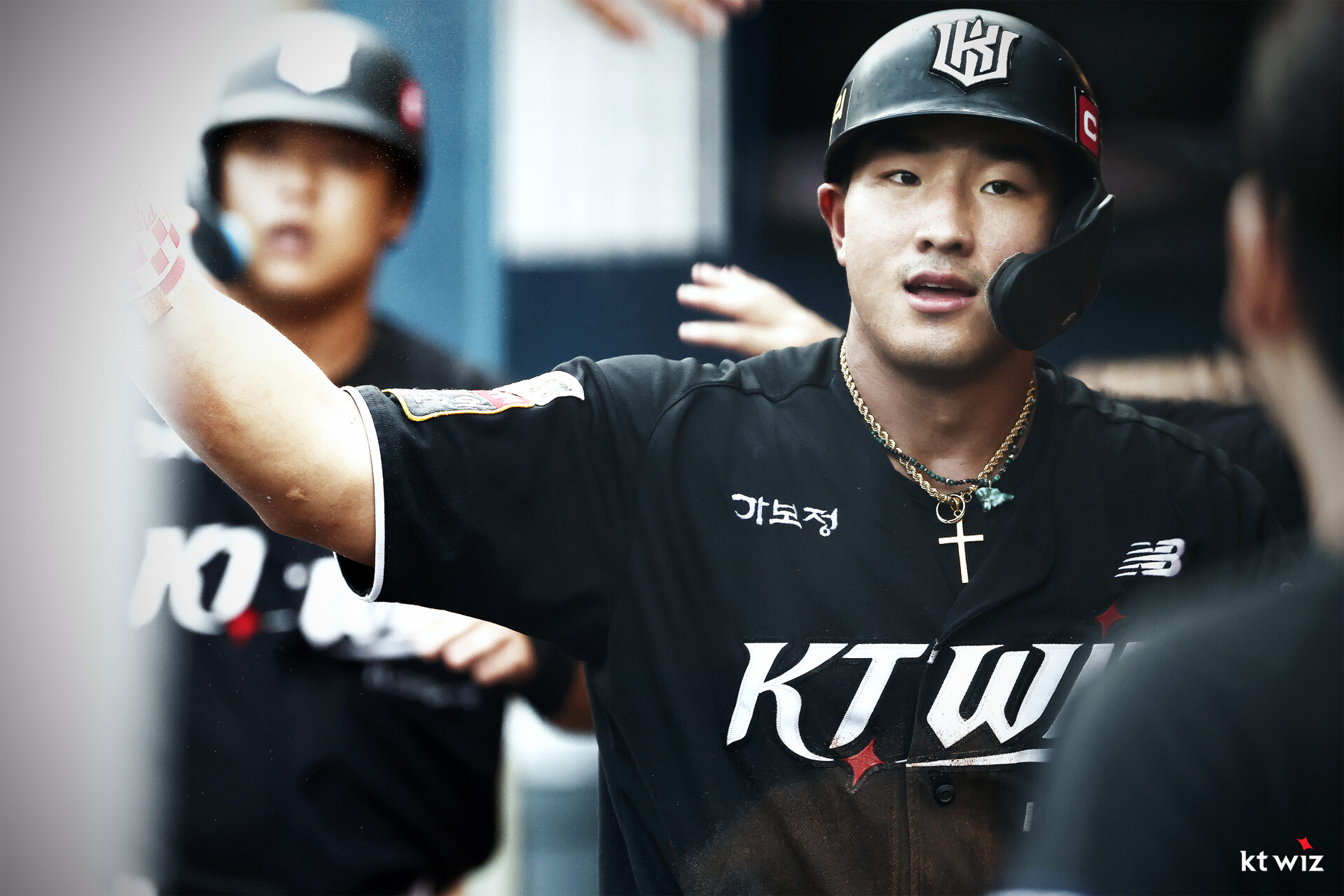 한국야구위원회(KBO)는 11일 '안현민이 2025 신한 SOL뱅크 KBO 리그 7월 월간 MVP로 선정됐다'고 발표했다. KT 선수로는 2023시즌 8월 쿠에바스 이후 2년 만의 월간 수상이다. 이번 시즌 KT의 중심 타자로 활약하고 있는 안현민은 7월 한달간 무려 타율 0.441을 기록하며 이 부문 리그 2위를 기록했다. 장타율과 출루율은 각각 0.706과 0.551로 해당 부문 1위에 올랐다. 안현민은 기자단 투표 총 35표 중 24표(68.6%), 팬 투표 44만 7304표 중 3만 2578표(7.3%)를 얻어 총점 37.93점을 기록했다. KT 위즈