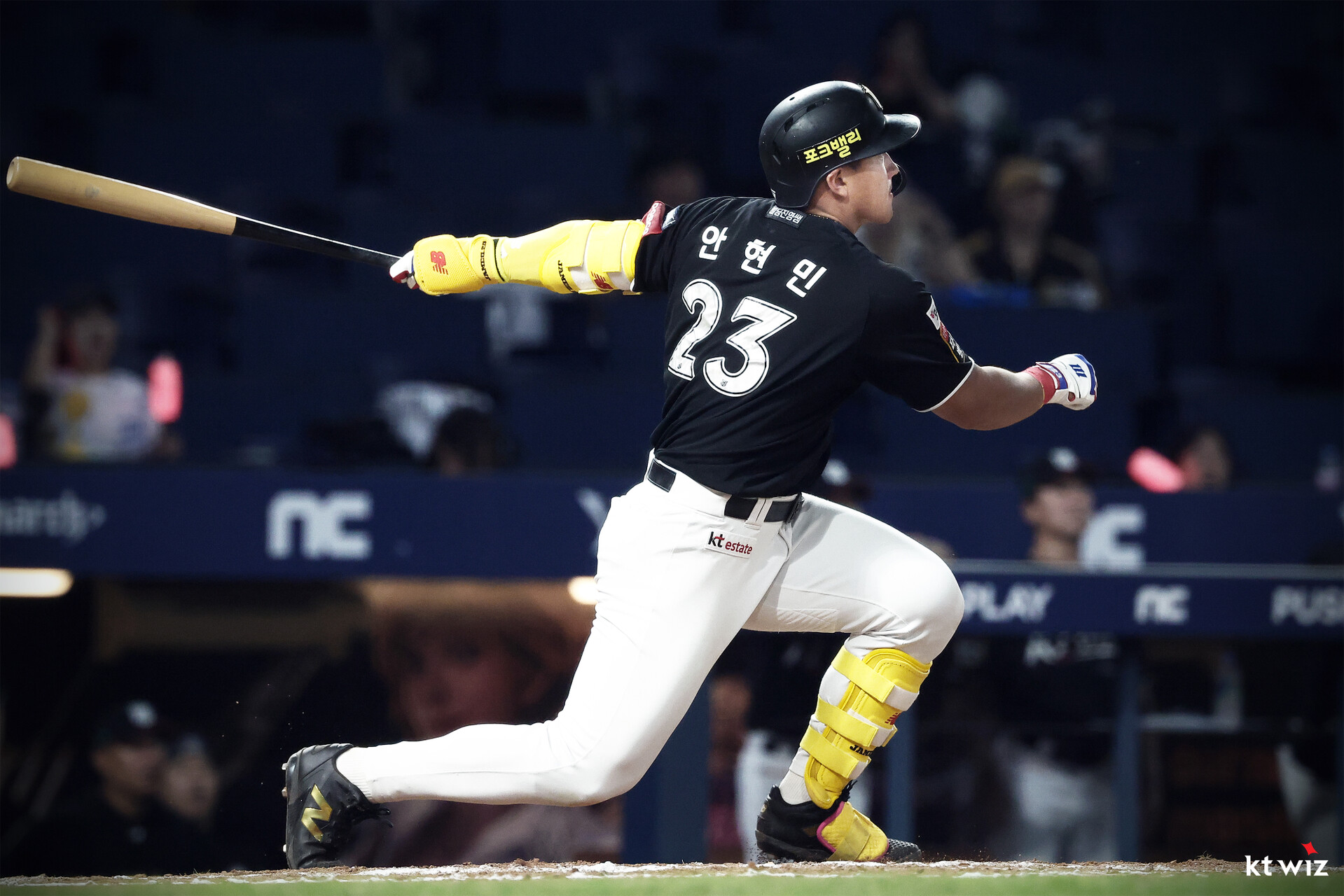 한국야구위원회(KBO)는 11일 '안현민이 2025 신한 SOL뱅크 KBO 리그 7월 월간 MVP로 선정됐다'고 발표했다. KT 선수로는 2023시즌 8월 쿠에바스 이후 2년 만의 월간 수상이다. 이번 시즌 KT의 중심 타자로 활약하고 있는 안현민은 7월 한달간 무려 타율 0.441을 기록하며 이 부문 리그 2위를 기록했다. 장타율과 출루율은 각각 0.706과 0.551로 해당 부문 1위에 올랐다. 안현민은 기자단 투표 총 35표 중 24표(68.6%), 팬 투표 44만 7304표 중 3만 2578표(7.3%)를 얻어 총점 37.93점을 기록했다. KT 위즈