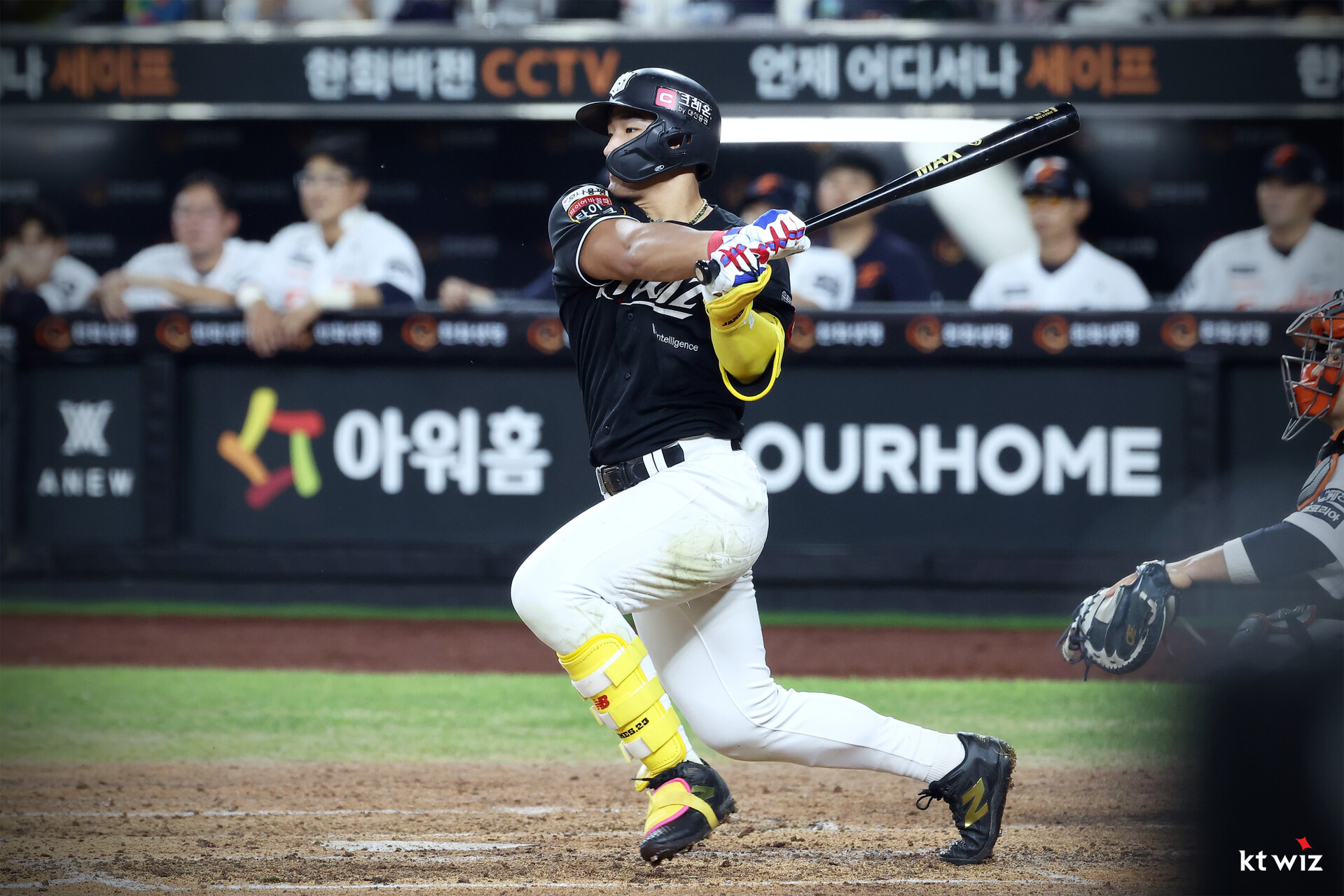 한국야구위원회(KBO)는 11일 '안현민이 2025 신한 SOL뱅크 KBO 리그 7월 월간 MVP로 선정됐다'고 발표했다. KT 선수로는 2023시즌 8월 쿠에바스 이후 2년 만의 월간 수상이다. 이번 시즌 KT의 중심 타자로 활약하고 있는 안현민은 7월 한달간 무려 타율 0.441을 기록하며 이 부문 리그 2위를 기록했다. 장타율과 출루율은 각각 0.706과 0.551로 해당 부문 1위에 올랐다. 안현민은 기자단 투표 총 35표 중 24표(68.6%), 팬 투표 44만 7304표 중 3만 2578표(7.3%)를 얻어 총점 37.93점을 기록했다. KT 위즈