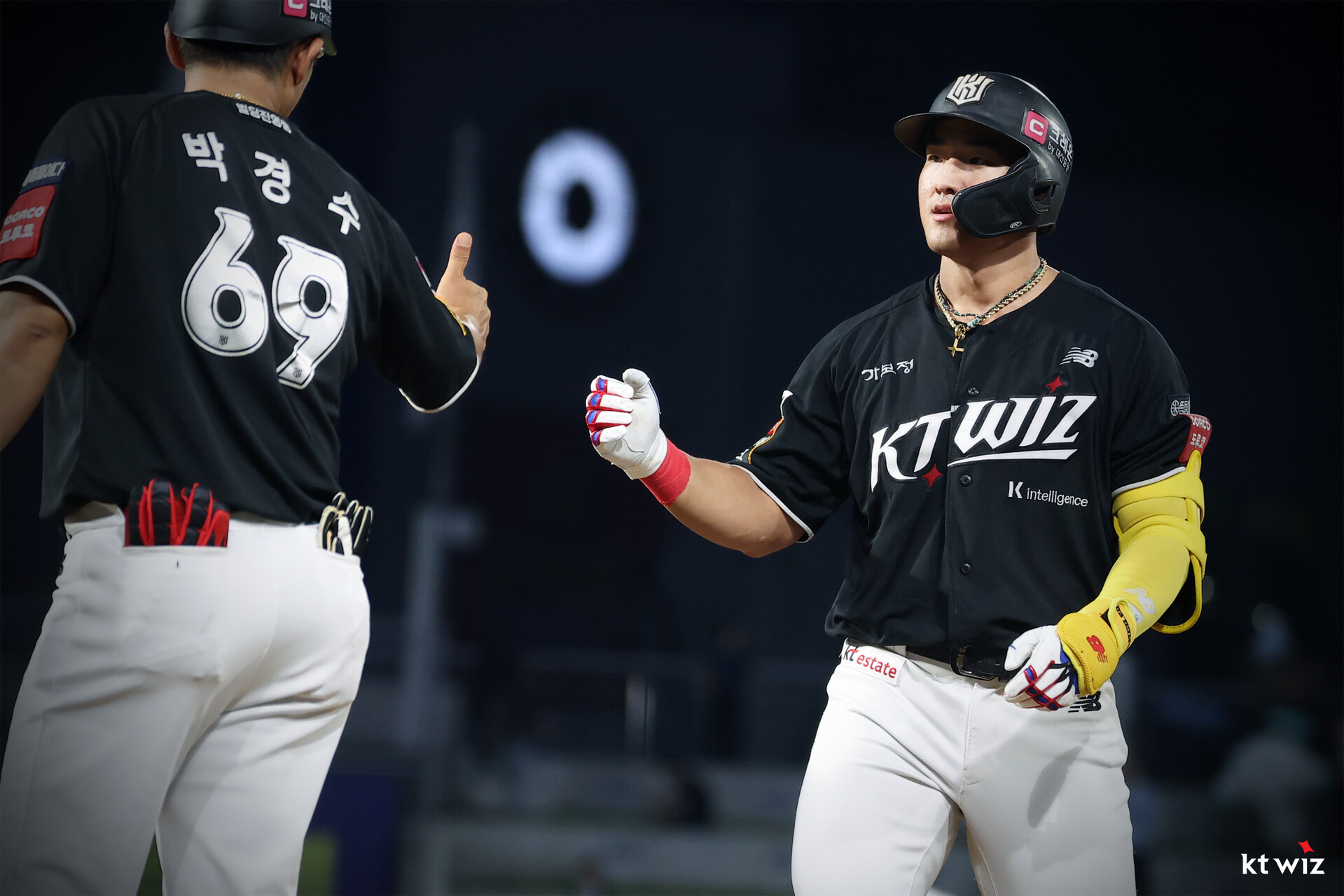 한국야구위원회(KBO)는 11일 '안현민이 2025 신한 SOL뱅크 KBO 리그 7월 월간 MVP로 선정됐다'고 발표했다. KT 선수로는 2023시즌 8월 쿠에바스 이후 2년 만의 월간 수상이다. 이번 시즌 KT의 중심 타자로 활약하고 있는 안현민은 7월 한달간 무려 타율 0.441을 기록하며 이 부문 리그 2위를 기록했다. 장타율과 출루율은 각각 0.706과 0.551로 해당 부문 1위에 올랐다. 안현민은 기자단 투표 총 35표 중 24표(68.6%), 팬 투표 44만 7304표 중 3만 2578표(7.3%)를 얻어 총점 37.93점을 기록했다. KT 위즈