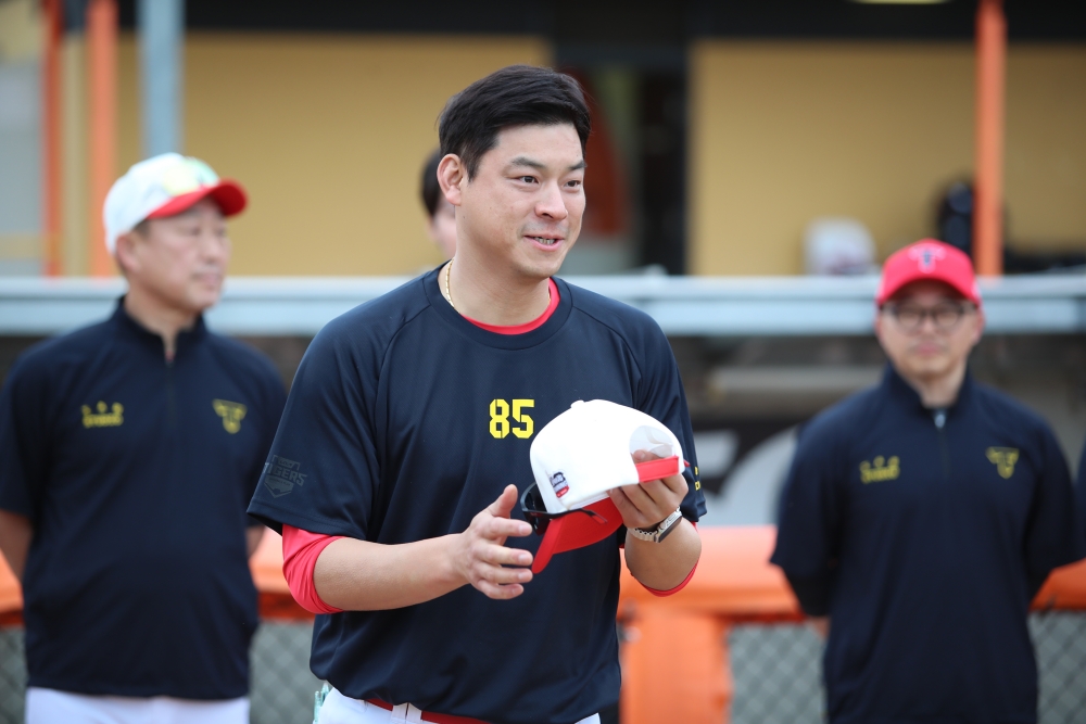 KIA 타이거즈가 코칭스태프 보직을 일부 개편해 선수단 분위기 쇄신에 나선다. 1군 불펜 코치였던 이동걸 코치가 1군 투수 메인 코치를 맡고, 퓨처스팀에 있던 이정호 투수코치가 1군 불펜코치를 담당한다. 이해창 퓨처스팀 배터리 코치도 1군에 올라왔다. KIA 타이거즈