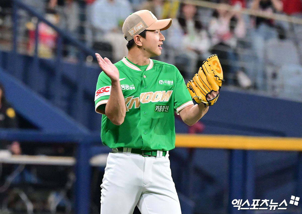 7일 오후 서울 구로구 고척스카이돔에서 열린 '2025 신한 SOL Bank KBO리그' KIA 타이거즈와 키움 히어로즈의 경기, 키움이 김태진의 만루 홈런과 최주환의 역전 3타점 2루타에 힘입어 KIA에 11:10 역전승을 거뒀다.  이날 경기에서 승리한 키움 선수들이 기뻐하고 있다. 엑스포츠뉴스 DB