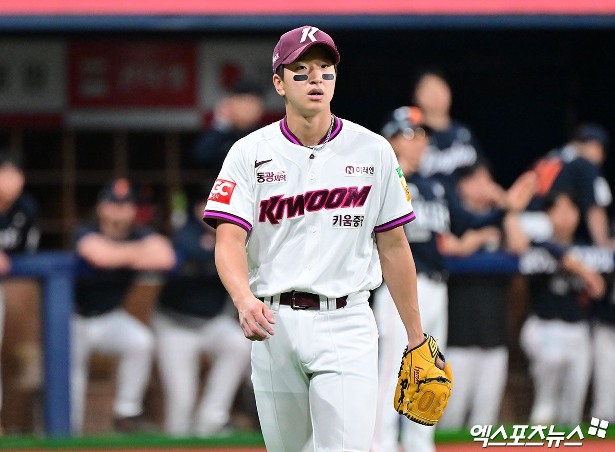9일 오후 서울 구로구 고척스카이돔에서 열린 '2025 신한 SOL Bank KBO리그' 한화 이글스와 키움 히어로즈의 경기, 8회초 수비를 마친 키움 주승우가 더그아웃으로 향하고 있다. 엑스포츠뉴스 DB