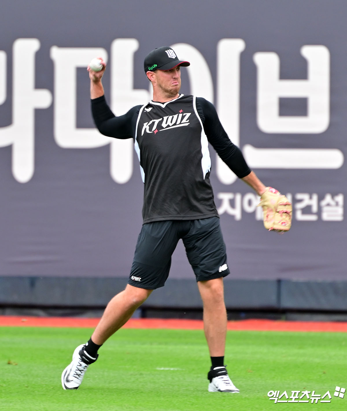 KT 위즈 선발투수 패트릭 머피가 올해 정규시즌 경기를 앞두고 훈련에 임하고 있다. 엑스포츠뉴스 DB