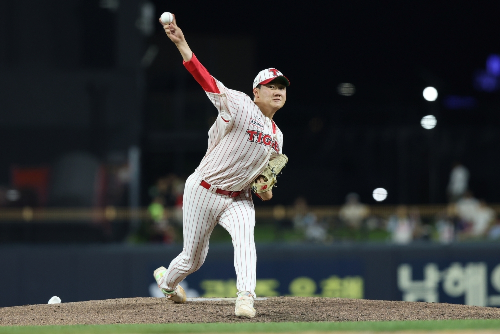 지난달 28일 트레이드를 통해 NC 다이노스에서 KIA 타이거즈로 이적한 투수 김시훈이 11일 1군 엔트리에서 말소됐다. 트레이드 이후 김시훈의 성적은 ​​4경기 5⅓이닝 1승 평균자책점 5.06이다. KIA 타이거즈