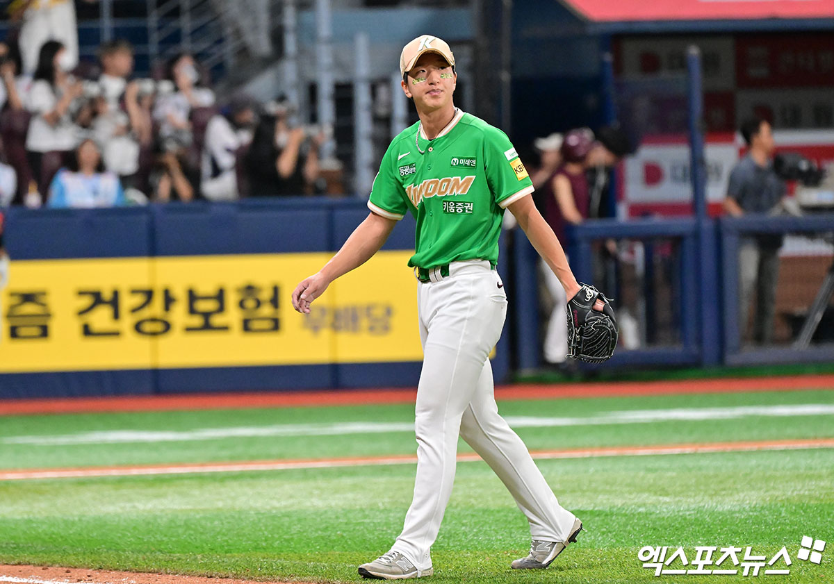 2일 오후 서울 구로구 고척스카이돔에서 열린 '2025 신한 SOL Bank KBO리그' 롯데 자이언츠와 키움 히어로즈의 경기, 롯데가 9회에 나온 전준우의 동점 적시타와 김민성의 역전 적시타에 힘입어 키움에 3:2 역전승을 거뒀다.  9회초 수비를 마친 키움 주승우가 더그아웃으로 향하고 있다. 엑스포츠뉴스 DB