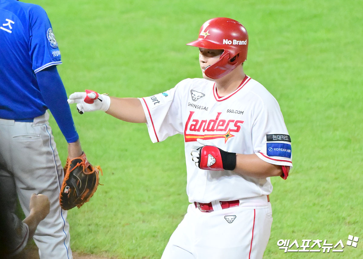6일 오후 인천SSG랜더스필드에서 열린 '2025 신한 SOL Bank KBO리그' 삼성 라이온즈와 SSG 랜더스의 경기, 6회말 1사 1,3루 SSG 현원회가 1타점 적시타를 날린 후 기뻐하고 있다. 엑스포츠뉴스 DB