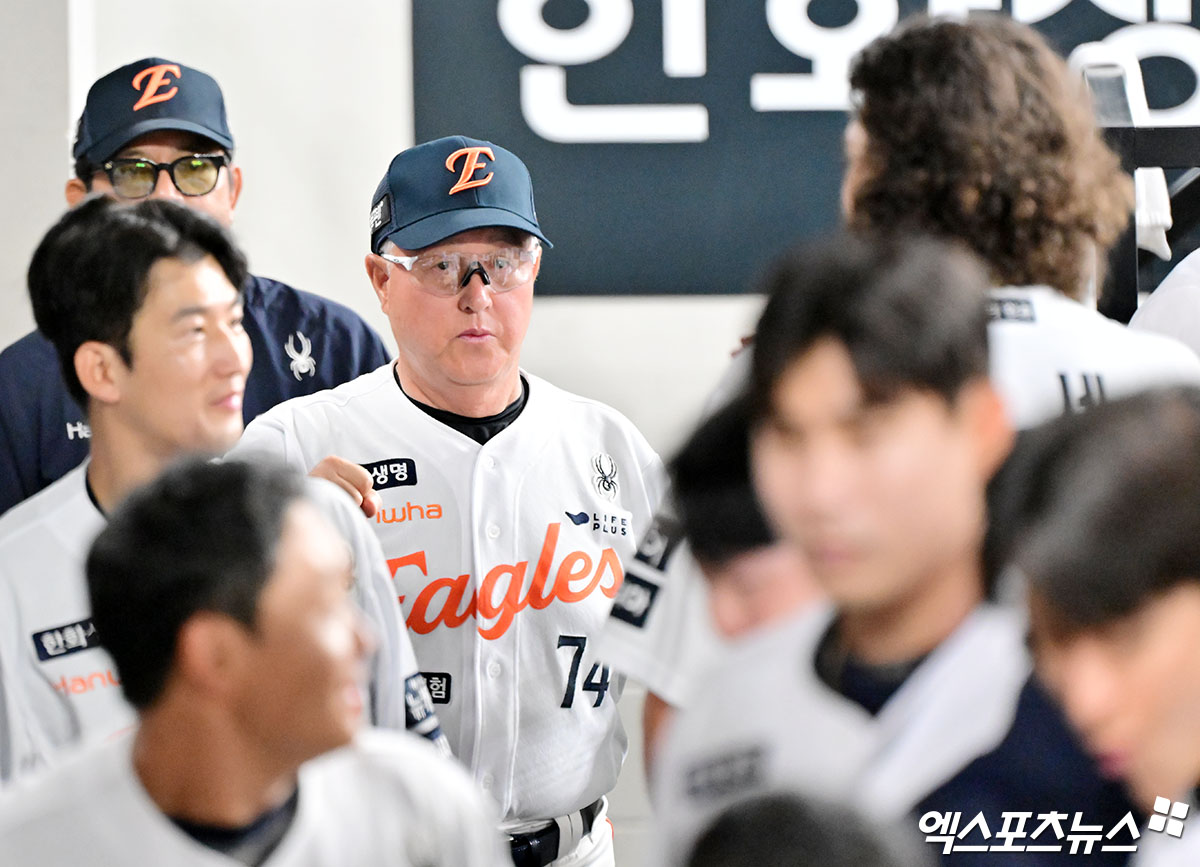 30일 오후 대전 한화생명 볼파크에서 열린 '2025 신한 SOL Bank KBO리그' 삼성 라이온즈와 한화 이글스의 경기, 6회초 수비를 마친 한화 폰세가 김경문 감독에게 칭찬을 받고 있다. 엑스포츠뉴스 DB