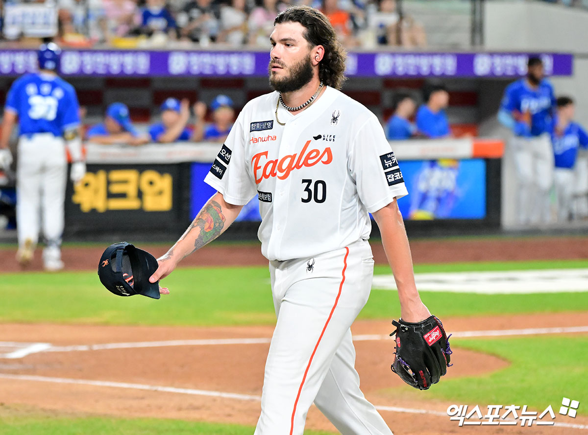 30일 오후 대전 한화생명 볼파크에서 열린 '2025 신한 SOL Bank KBO리그' 삼성 라이온즈와 한화 이글스의 경기, 6회초 수비를 마친 한화 폰세가 더그아웃으로 향하고 있다. 엑스포츠뉴스 DB