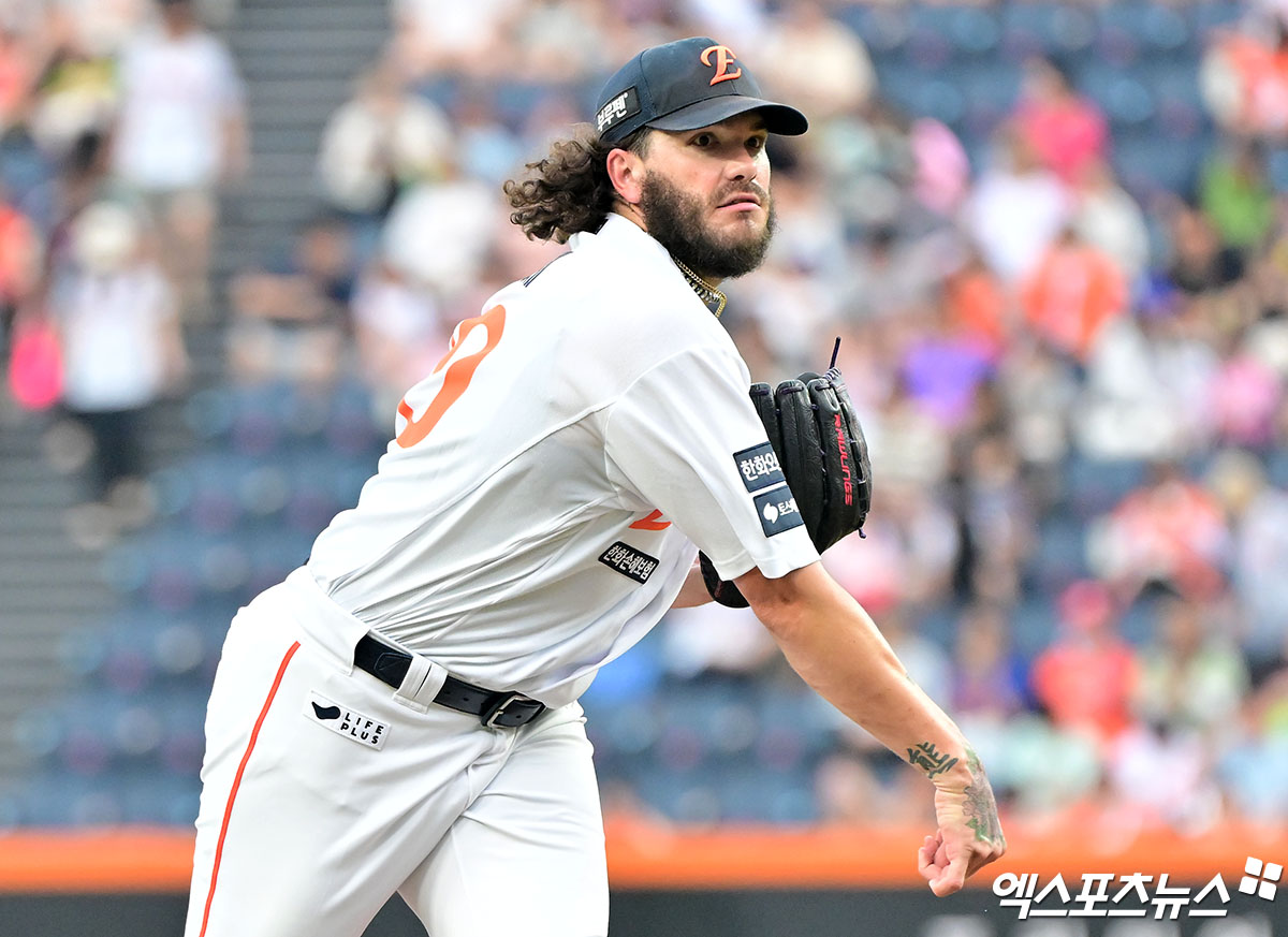 30일 오후 대전 한화생명 볼파크에서 열린 '2025 신한 SOL Bank KBO리그' 삼성 라이온즈와 한화 이글스의 경기, 1회초 한화 선발투수 폰세가 공을 힘차게 던지고 있다. 엑스포츠뉴스 DB
