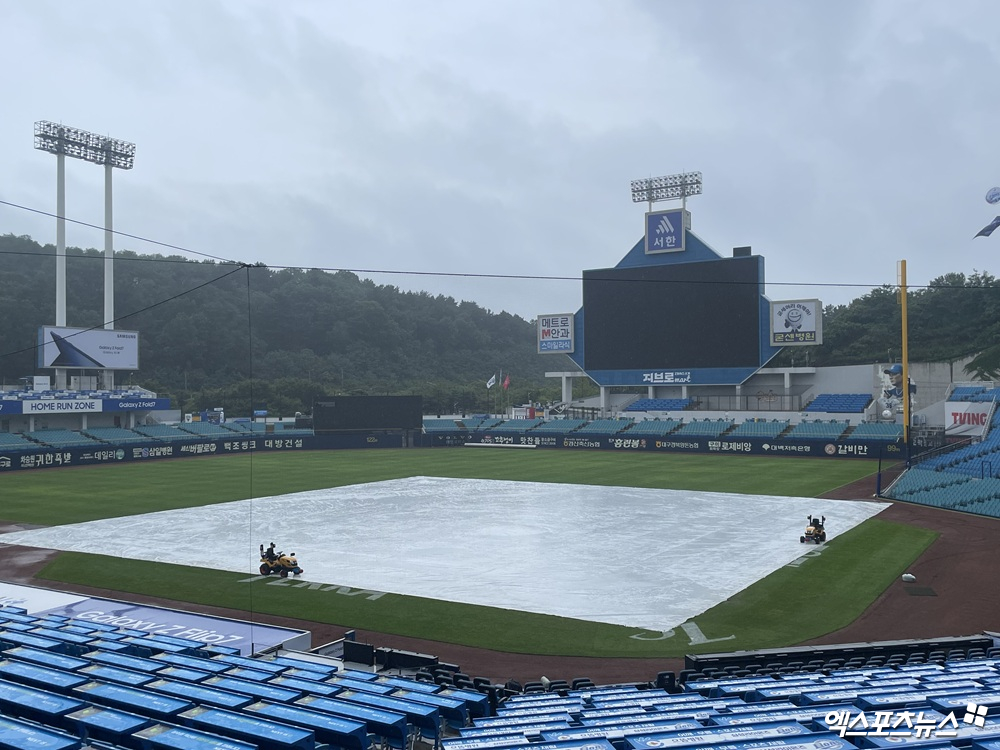 12일 삼성 라이온즈와 KIA 타이거즈의 KBO리그 정규시즌 맞대결이 예고된 대구 삼성라이온즈파크에 비가 내리고 있다. 대구, 최원영 기자