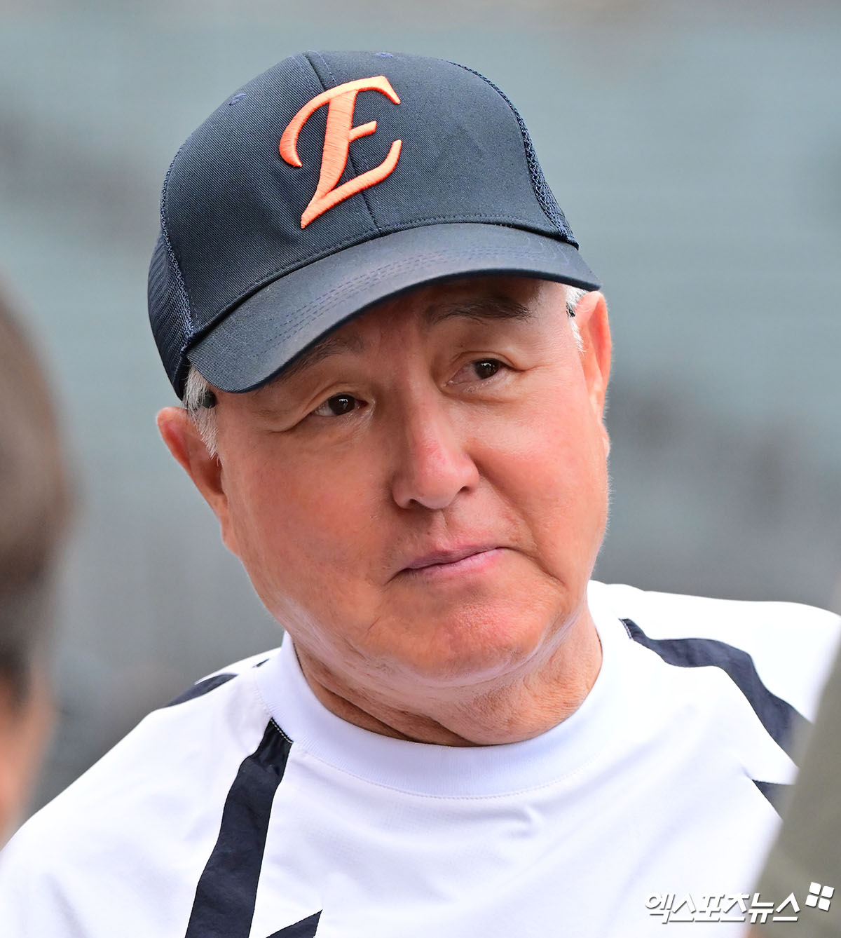 12일 오후 대전 한화생명 볼파크에서 열리는 '2025 신한 SOL Bank KBO리그' 롯데 자이언츠와 한화 이글스의 경기, 한화 김경문 감독이 취재진과 대화를 나누고 있다. 대전, 김한준 기자