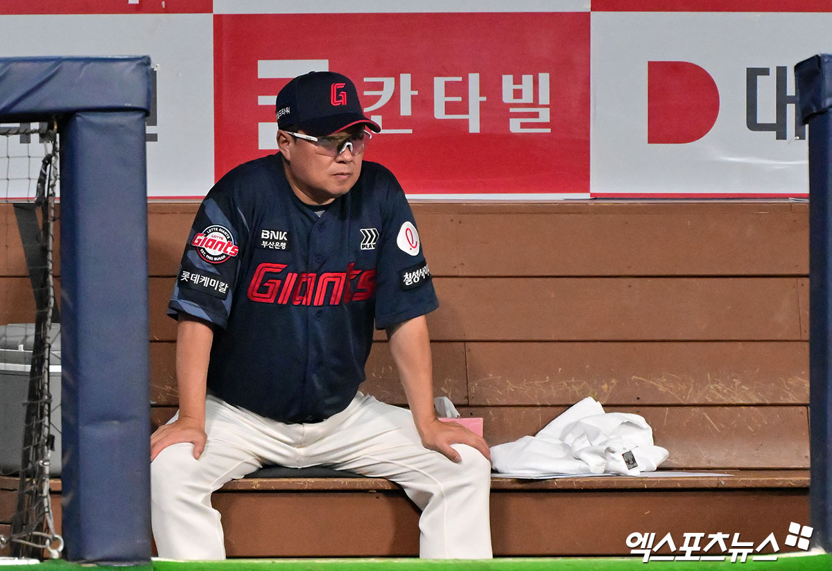 2일 오후 서울 구로구 고척스카이돔에서 열린 '2025 신한 SOL Bank KBO리그' 롯데 자이언츠와 키움 히어로즈의 경기, 롯데 김태형 감독이 생각에 잠겨 있다. 엑스포츠뉴스 DB