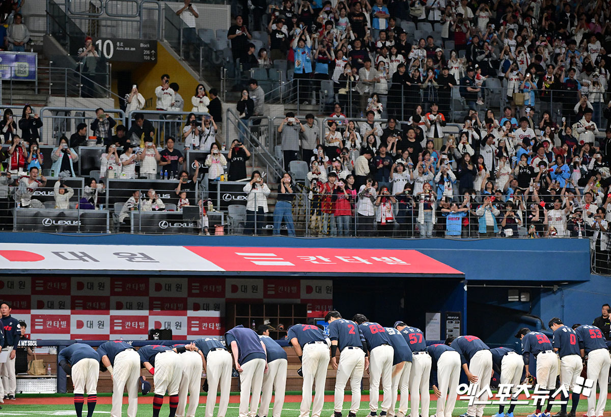 1일 오후 서울 구로구 고척스카이돔에서 열린 '2025 신한 SOL Bank KBO리그' 롯데 자이언츠와 키움 히어로즈의 경기, 7이닝 3피안타 1볼넷 6탈삼진 무실점 완벽투를 선보인 선발 데이비슨의 활약에 힘입어 롯데가 키움에 5:0 승리를 거뒀다.  이날 경기에서 승리한 롯데 선수들이 팬들에게 감사 인사를 하고 있다. 엑스포츠뉴스 DB