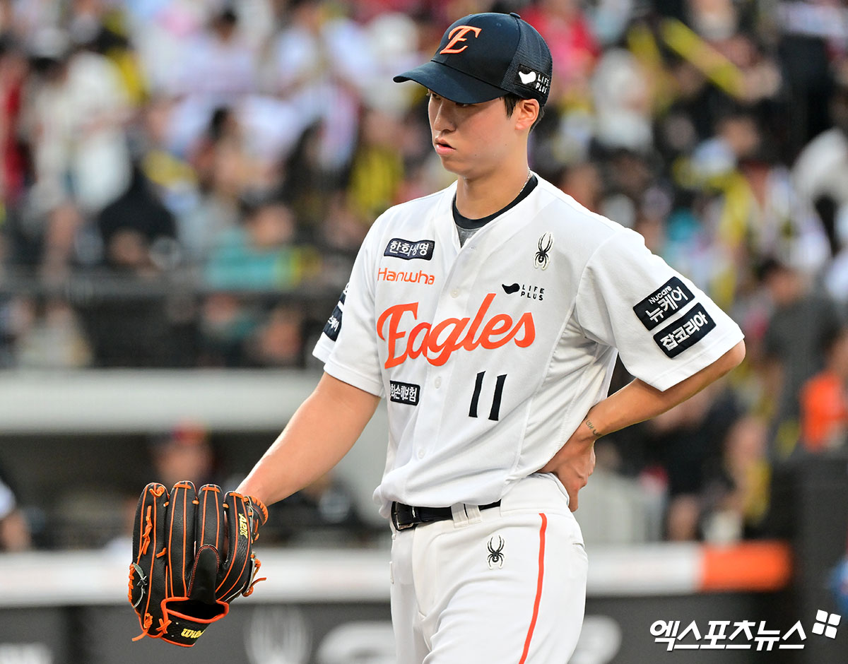 9일 오후 대전 한화생명 볼파크에서 열린 '2025 신한 SOL Bank KBO리그' KIA 타이거즈와 한화 이글스의 경기, 2회초 수비를 마친 한화 엄상백이 더그아웃으로 향하고 있다. 엑스포츠뉴스 DB