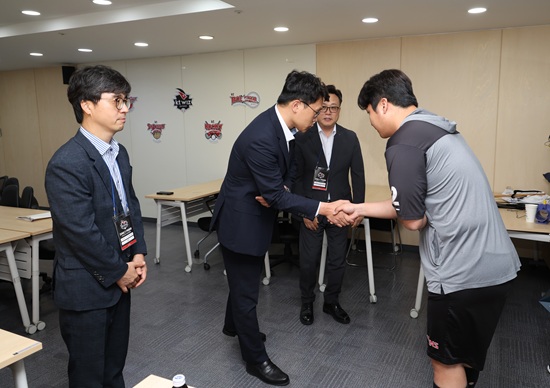 LG 트윈스 내야수 문보경에 대한 장애 비하 발언으로 논란에 휩싸인 TJB방송이 직접 야구장에 방문해 사과 메시지를 전했다. TJB방송 김세범 대표이사와 노동현 보도국장, 그리고 비하 발언 논란 당사자인 이지완 국장은 12일 수원 케이티위즈파크에 찾아와 경기 전 문보경을 만나 사과의 뜻을 전달했다. 문보경은 구단을 통해 '처음 비하 발언 영상도 기분이 나빴지만, 두 번째 사과방송을 보면서 더 화가 났다. 부모님과 상의한 끝에 진정성 있는 사과를 하신다면 이 일과 관련해 더 이상 확산이 되지 않았으면 하는 생각이었다'라고 전했다. LG 트윈스  