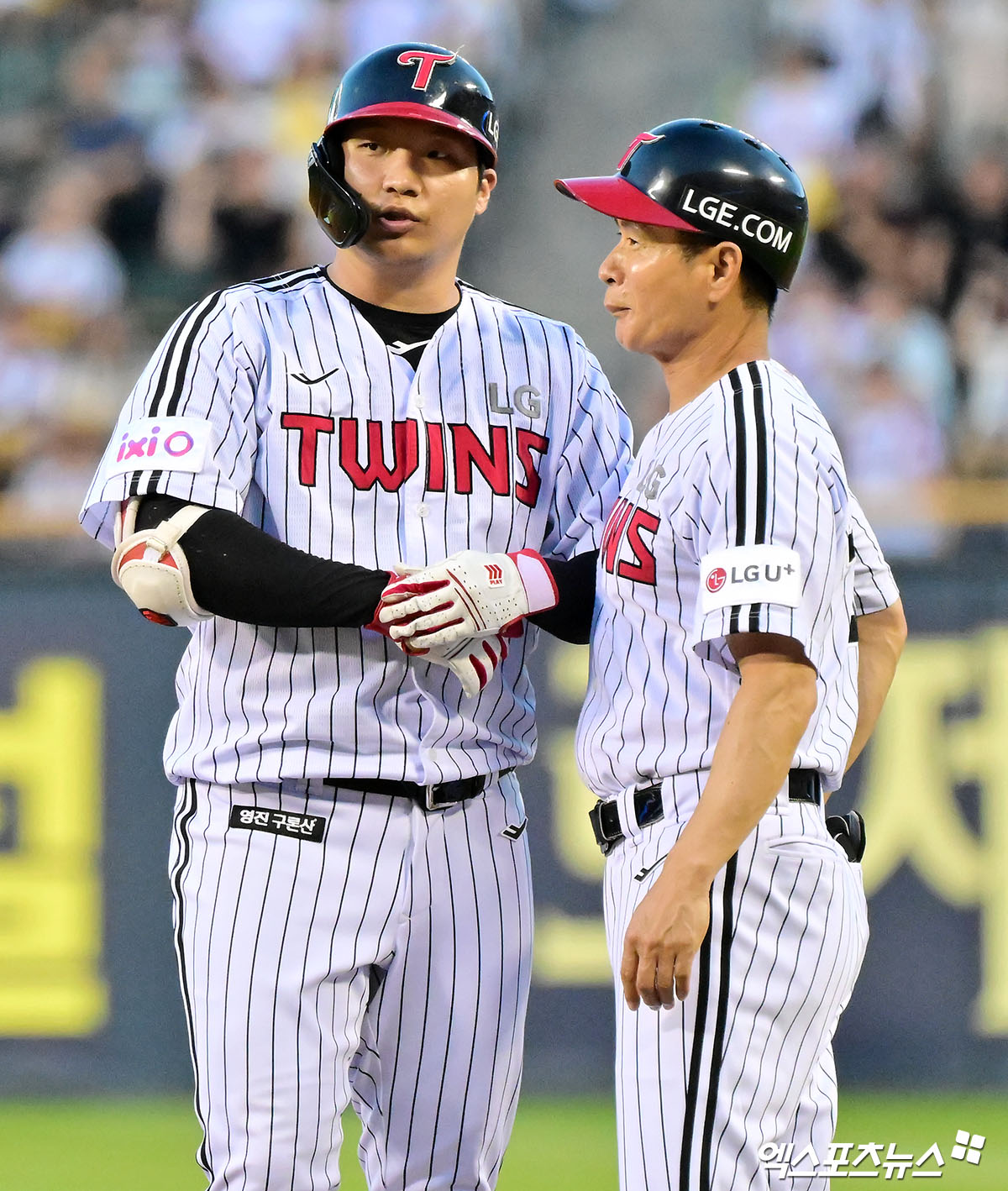 LG 트윈스 내야수 문보경에 대한 장애 비하 발언으로 논란에 휩싸인 TJB방송이 직접 야구장에 방문해 사과 메시지를 전했다. TJB방송 김세범 대표이사와 노동현 보도국장, 그리고 비하 발언 논란 당사자인 이지완 국장은 12일 수원 케이티위즈파크에 찾아와 경기 전 문보경을 만나 사과의 뜻을 전달했다. 문보경은 구단을 통해 '처음 비하 발언 영상도 기분이 나빴지만, 두 번째 사과방송을 보면서 더 화가 났다. 부모님과 상의한 끝에 진정성 있는 사과를 하신다면 이 일과 관련해 더 이상 확산이 되지 않았으면 하는 생각이었다'라고 전했다. 엑스포츠뉴스DB