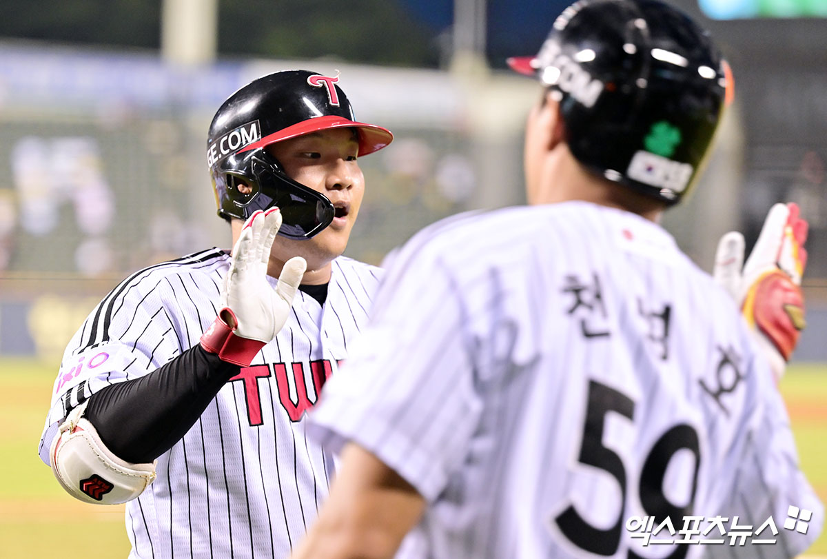 LG 트윈스 내야수 문보경에 대한 장애 비하 발언으로 논란에 휩싸인 TJB방송이 직접 야구장에 방문해 사과 메시지를 전했다. TJB방송 김세범 대표이사와 노동현 보도국장, 그리고 비하 발언 논란 당사자인 이지완 국장은 12일 수원 케이티위즈파크에 찾아와 경기 전 문보경을 만나 사과의 뜻을 전달했다. 문보경은 구단을 통해 '처음 비하 발언 영상도 기분이 나빴지만, 두 번째 사과방송을 보면서 더 화가 났다. 부모님과 상의한 끝에 진정성 있는 사과를 하신다면 이 일과 관련해 더 이상 확산이 되지 않았으면 하는 생각이었다'라고 전했다. 엑스포츠뉴스DB