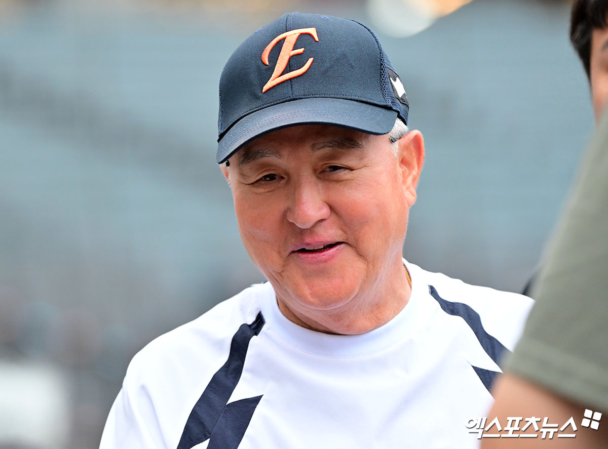 12일 오후 대전 한화생명 볼파크에서 열리는 '2025 신한 SOL Bank KBO리그' 롯데 자이언츠와 한화 이글스의 경기, 한화 김경문 감독이 취재진과 대화를 나누고 있다. 대전, 김한준 기자