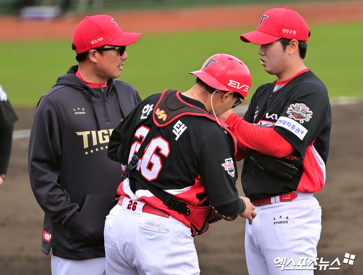 왼쪽에 선 KIA 타이거즈 정재훈 코치가 경기 도중 마운드에 올라 투수와 대화하고 있다. 엑스포츠뉴스 DB