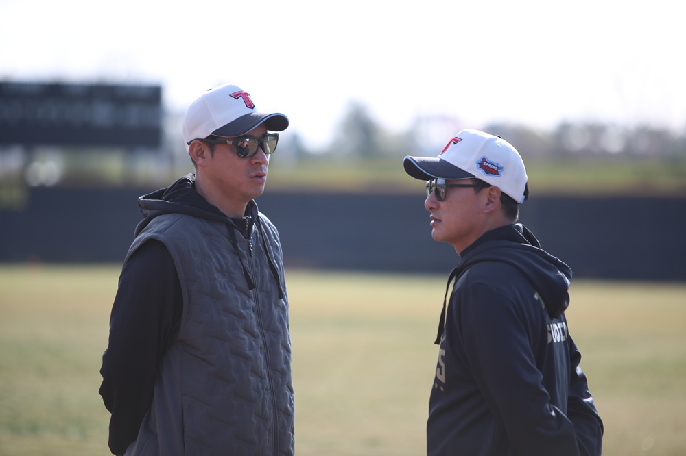 왼쪽부터 KIA 타이거즈 이동걸, 정재훈 코치. 스프링캠프에서 대화하고 있다. KIA 타이거즈