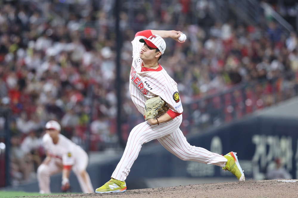 KIA 타이거즈 투수 김시훈이 올해 정규시즌 경기에 등판해 역투하고 있다. KIA 타이거즈