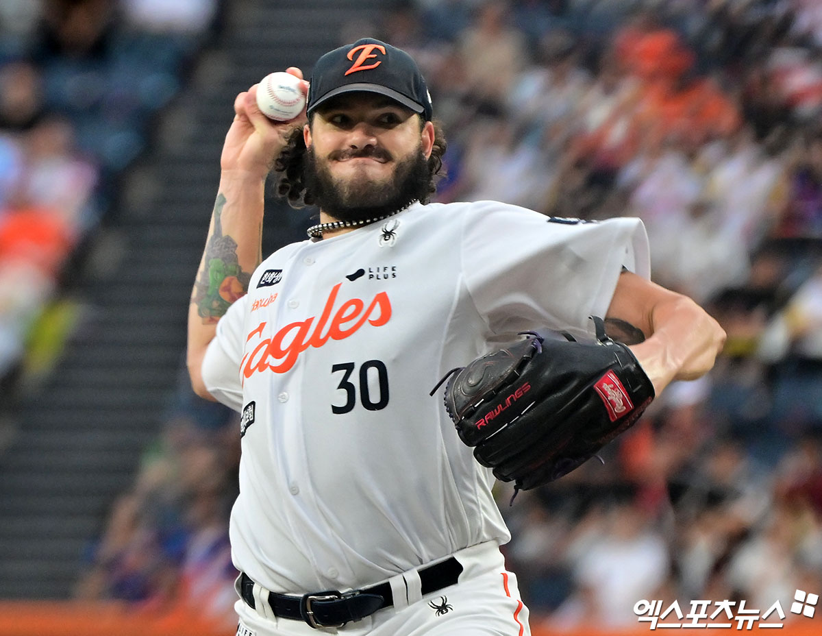 12일 오후 대전 한화생명 볼파크에서 열린 '2025 신한 SOL Bank KBO리그' 롯데 자이언츠와 한화 이글스의 경기, 1회초 한화 선발투수 폰세가 공을 힘차게 던지고 있다. 대전, 김한준 기자