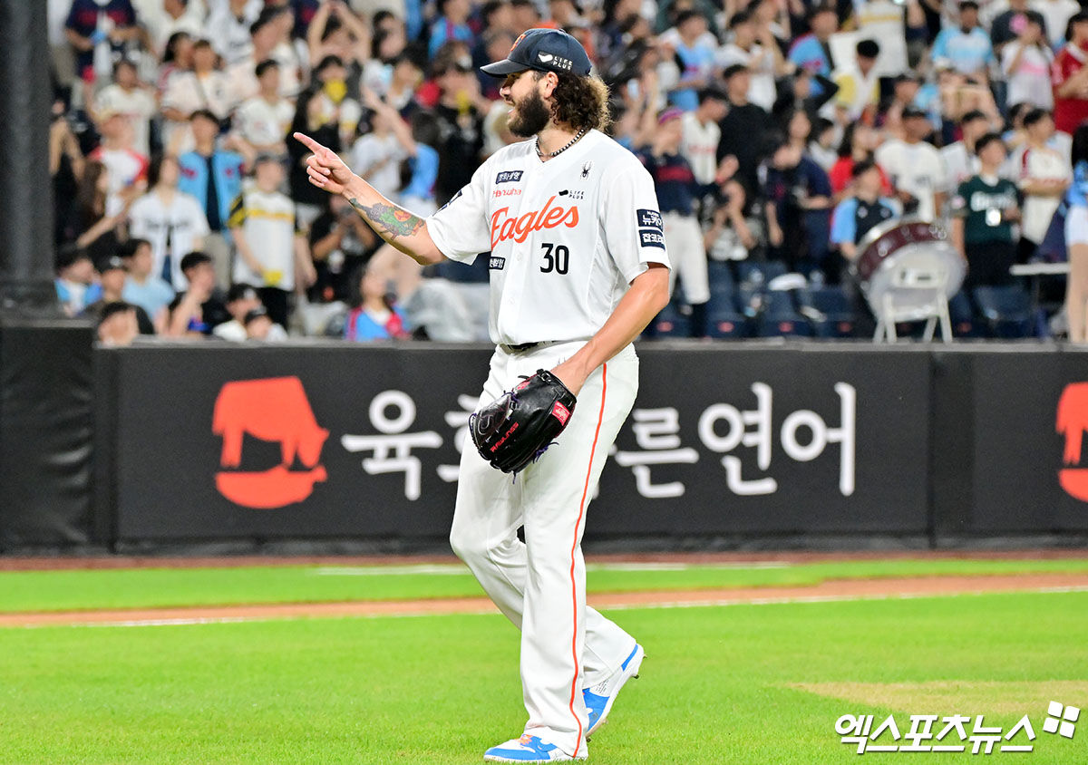 12일 오후 대전 한화생명 볼파크에서 열린 '2025 신한 SOL Bank KBO리그' 롯데 자이언츠와 한화 이글스의 경기, 4회초 수비를 마친 한화 폰세가 더그아웃으로 향하고 있다. 대전, 김한준 기자