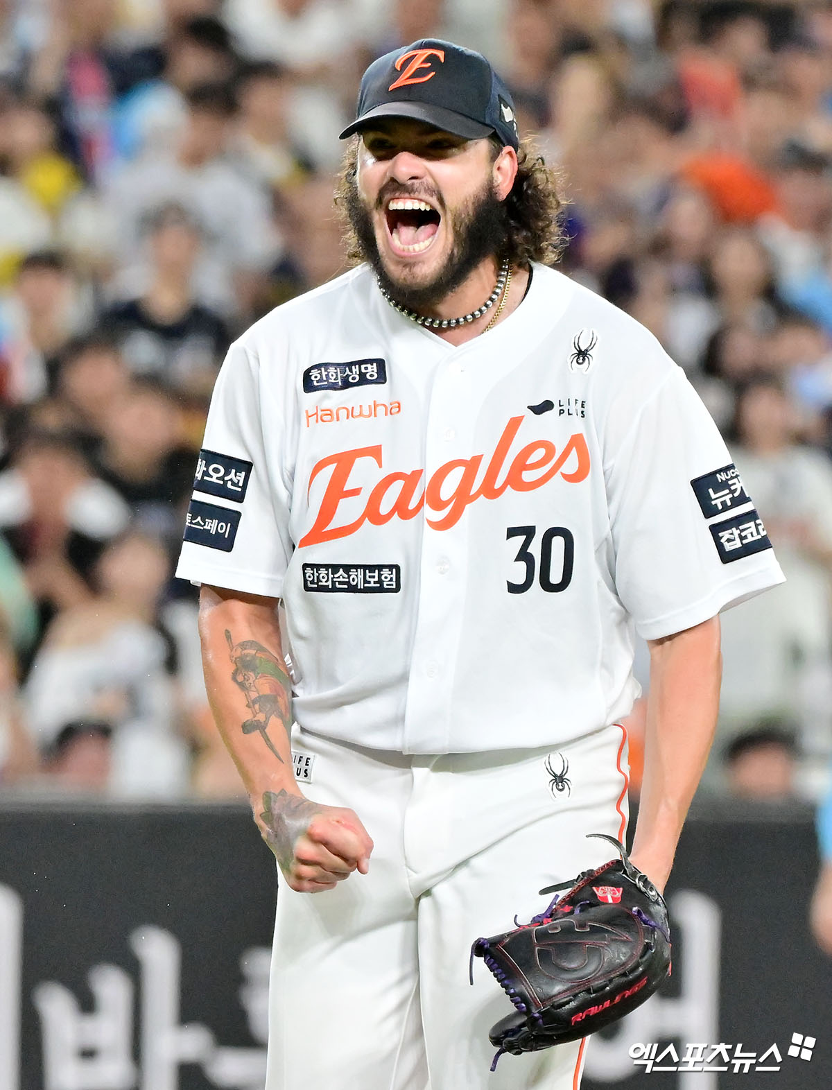 12일 오후 대전 한화생명 볼파크에서 열린 '2025 신한 SOL Bank KBO리그' 롯데 자이언츠와 한화 이글스의 경기, 5회초 수비를 마친 한화 폰세가 포효하고 있다. 대전, 김한준 기자