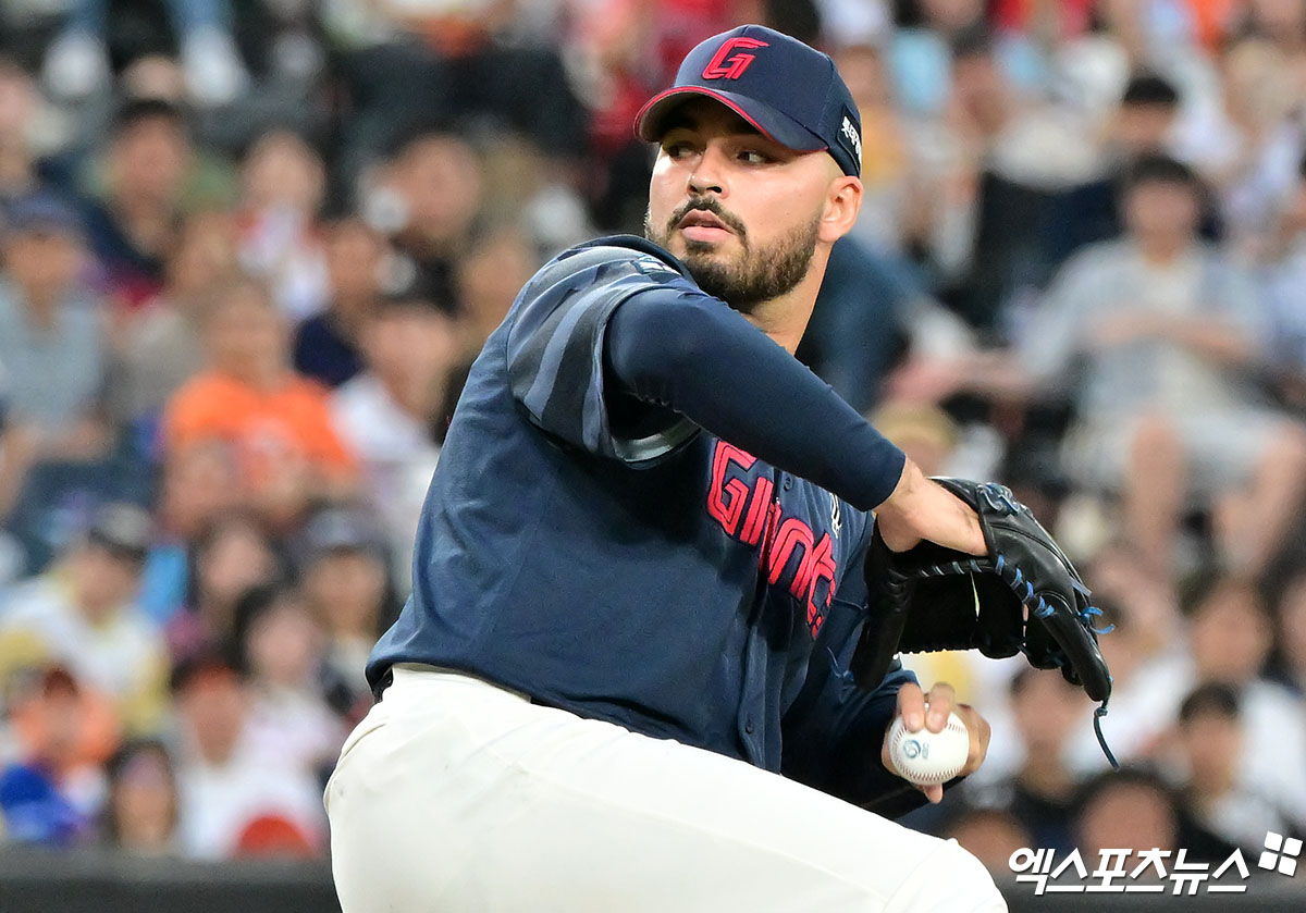 12일 오후 대전 한화생명 볼파크에서 열린 '2025 신한 SOL Bank KBO리그' 롯데 자이언츠와 한화 이글스의 경기, 1회말 롯데 선발투수 감보아가 공을 힘차게 던지고 있다. 대전, 김한준 기자