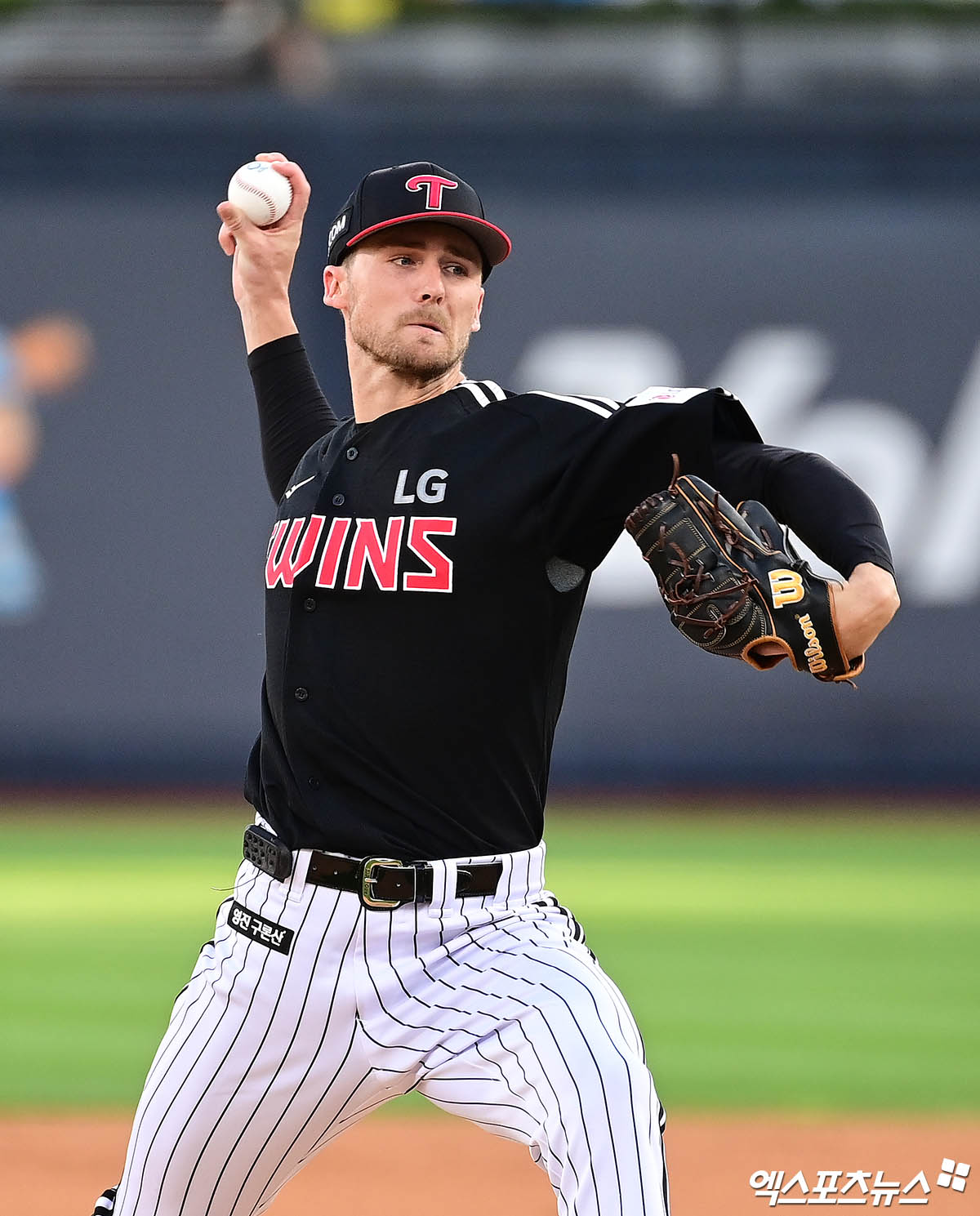12일 오후 수원케이티위즈파크에서 열린 '2025 신한 SOL Bank KBO리그' LG 트윈스와 KT 위즈의 경기, 1회말 LG 선발투수 톨허스트가 역투하고 있다. 수원, 박지영 기자