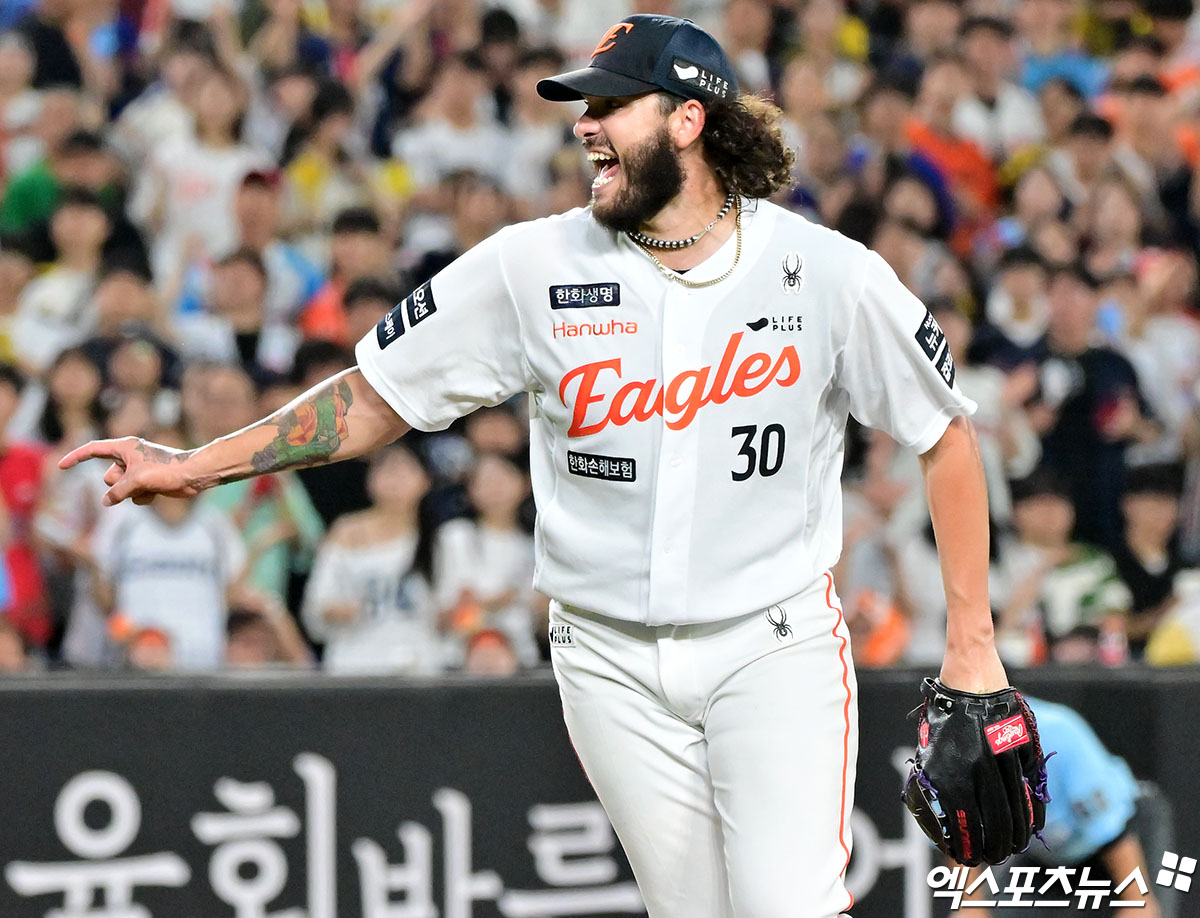 12일 오후 대전 한화생명 볼파크에서 열린 '2025 신한 SOL Bank KBO리그' 롯데 자이언츠와 한화 이글스의 경기, 6회초 2사 2루 한화 폰세가 롯데 고승민을 헛스윙 삼진으로 처리하고 있다. 대전, 김한준 기자