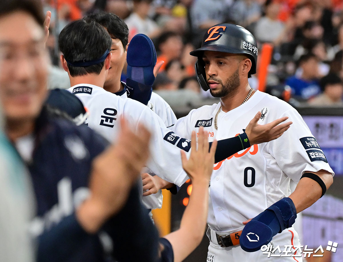 12일 오후 대전 한화생명 볼파크에서 열린 '2025 신한 SOL Bank KBO리그' 롯데 자이언츠와 한화 이글스의 경기, 1회말 1사 2,3루 한화 리베라토가 노시환의 내야땅볼때 득점에 성공한 후 하이파이브를 하고 있다. 대전, 김한준 기자